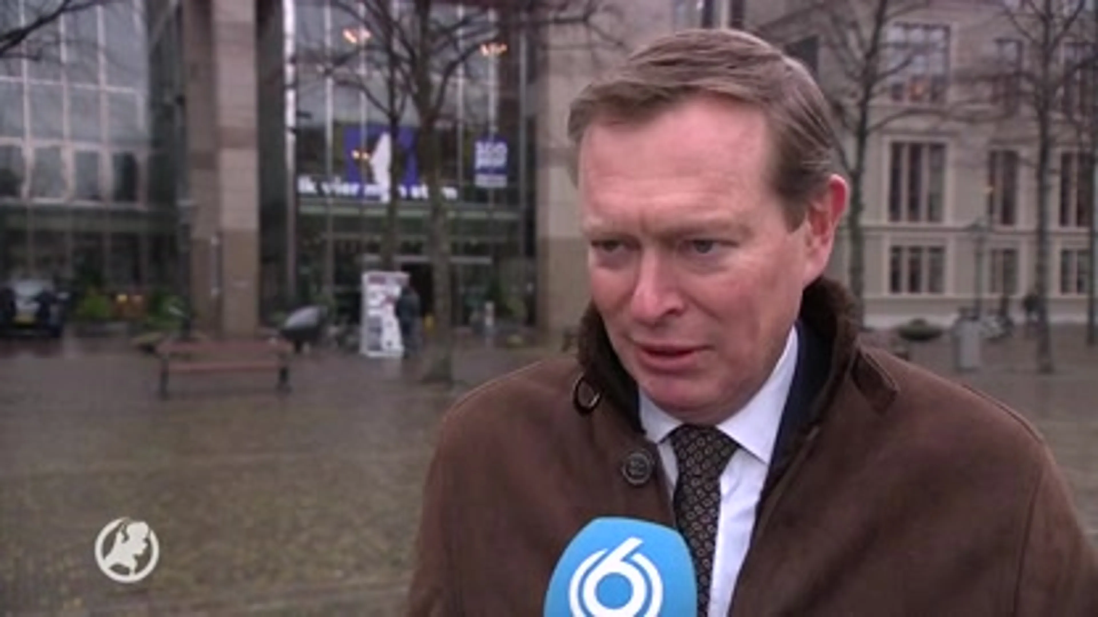 Minister Bruins vindt paarse krokodil wel een “geinige actie”
