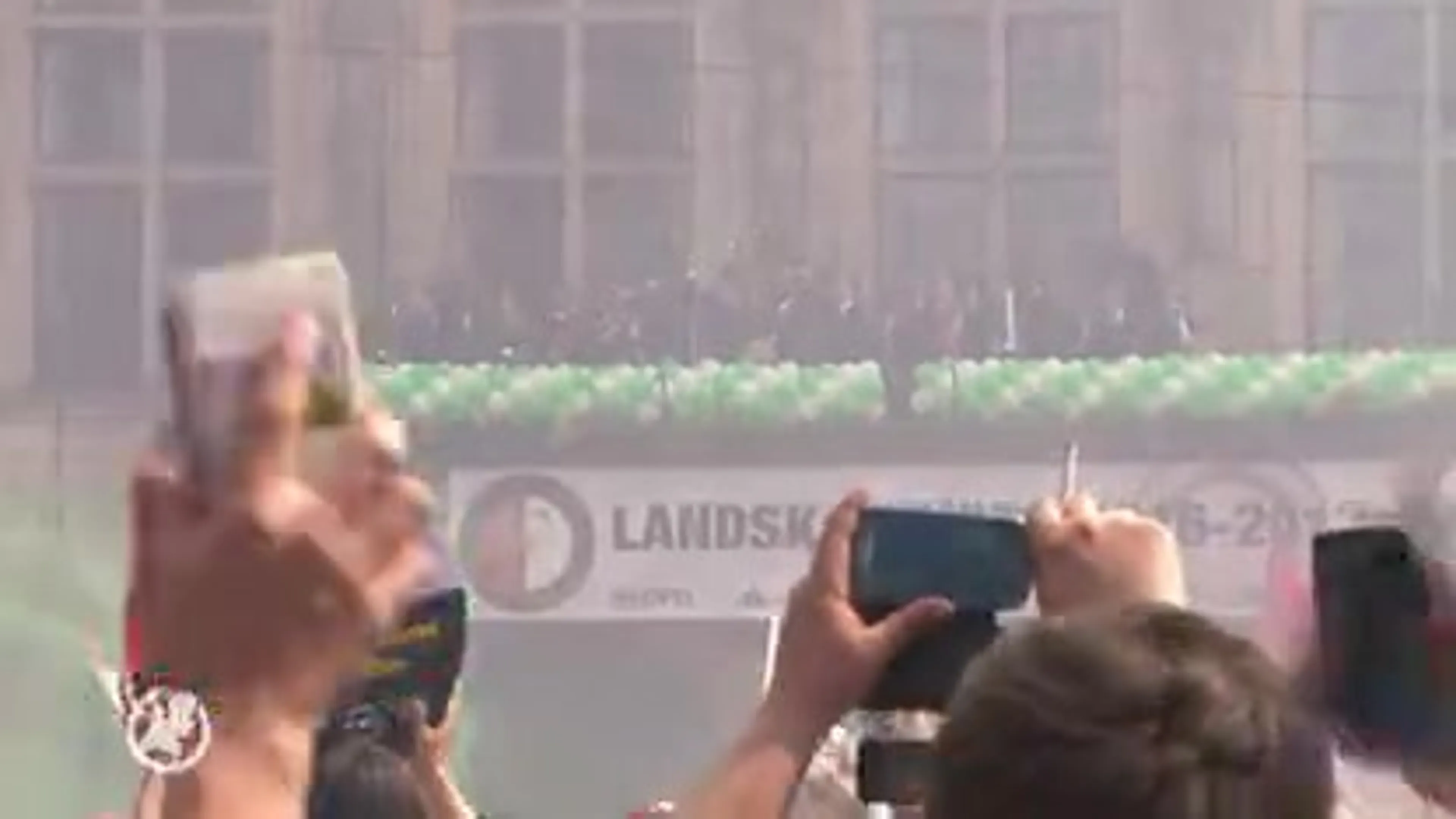 Superfans Bep en Tinus balen van vertrek 'top vent' Van Bronckhorst