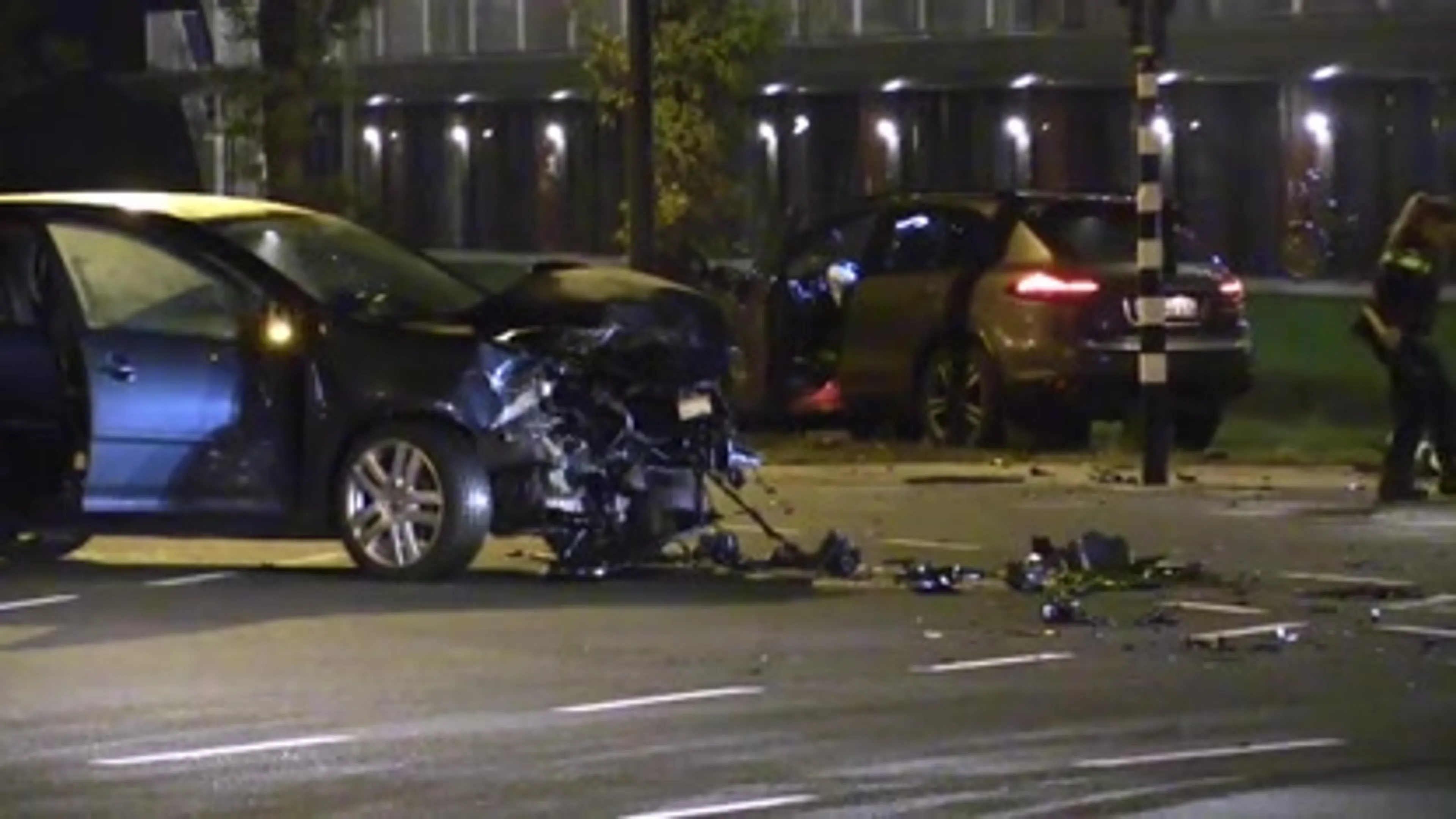 Ravage bij zware aanrijding in Enschede, een persoon gewond