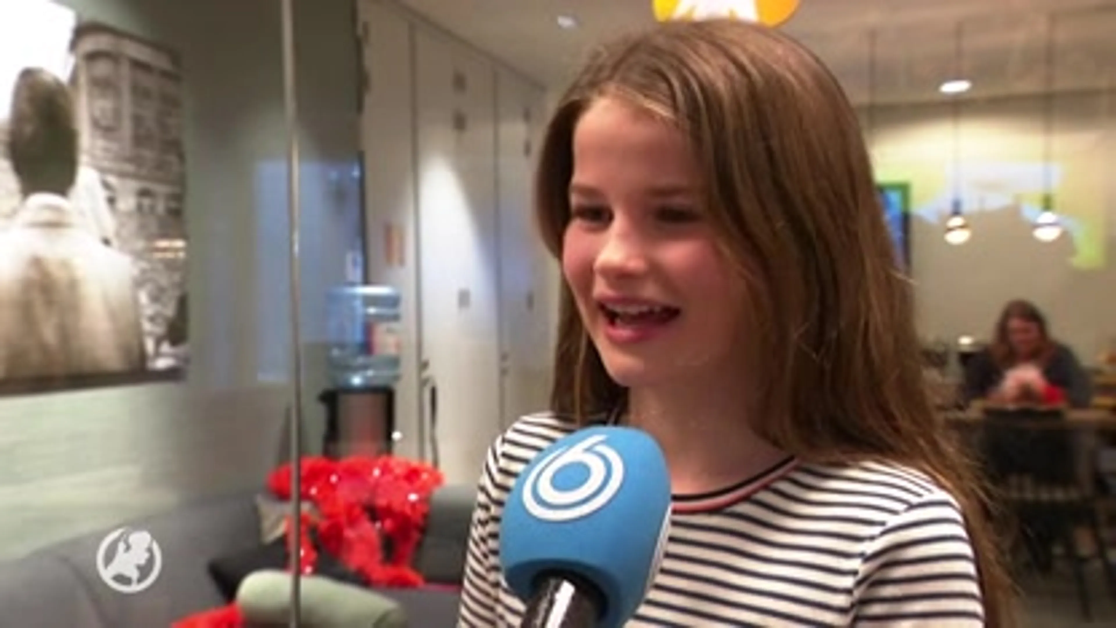 Huilende Sarah krijgt pakkerd van koningin Maxima