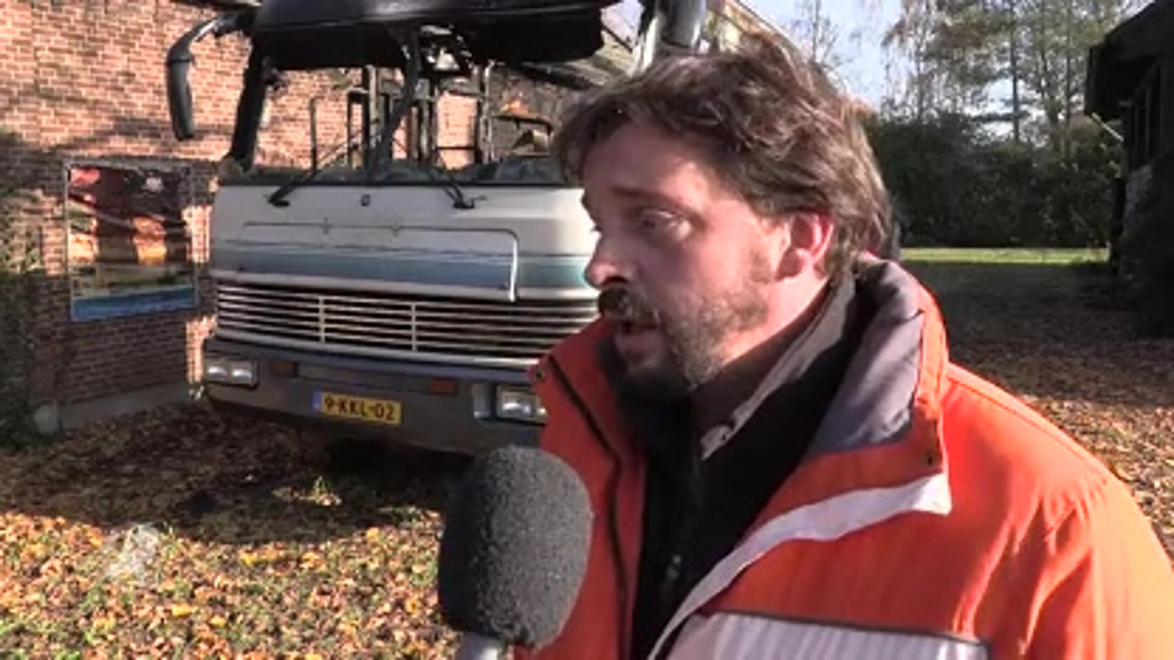 Man ontsnapt aan de dood in brandende camper op dag van verjaardag
