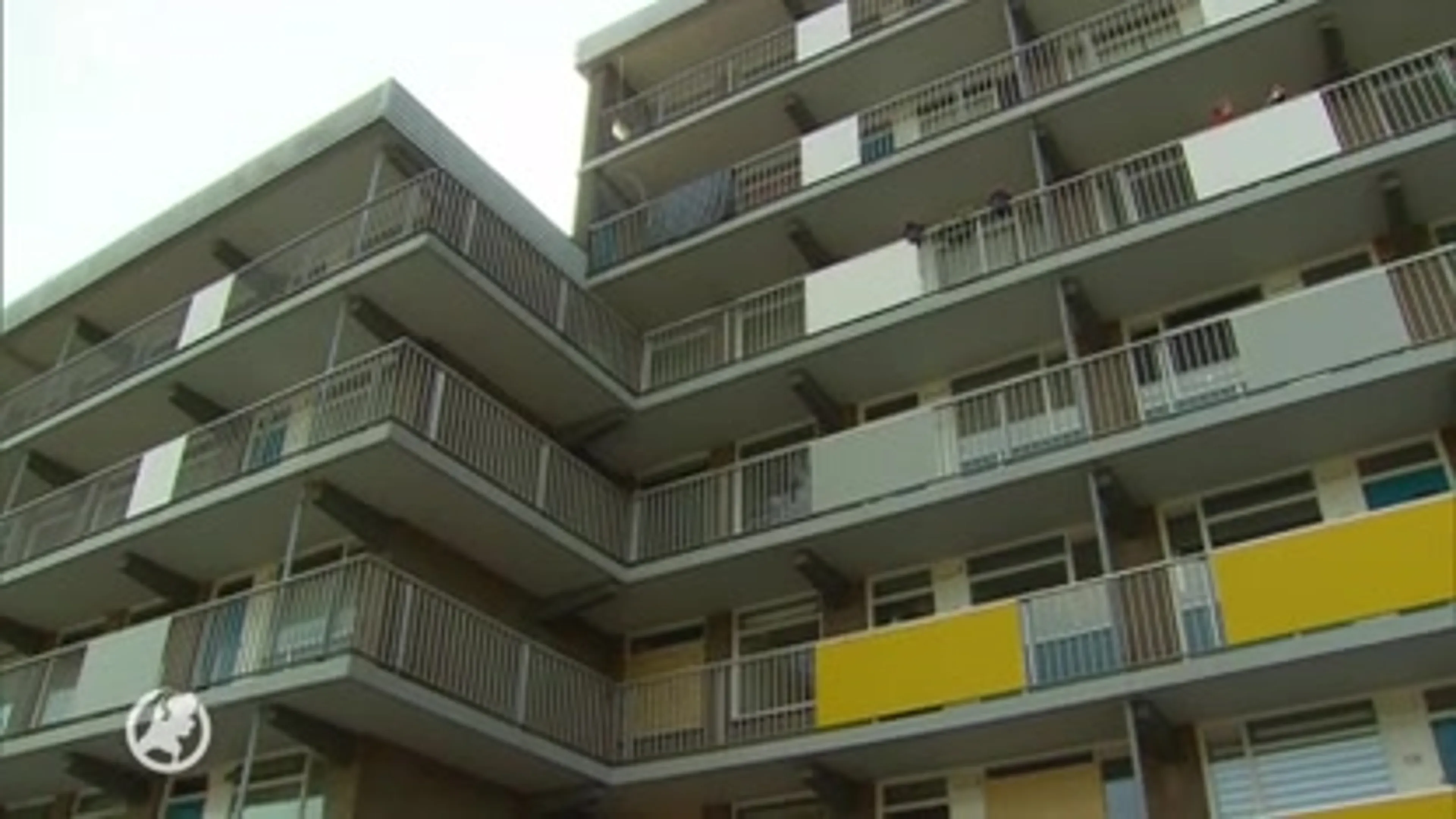 Harde ontploffing zorgt voor ravage bij flat in Krommenie