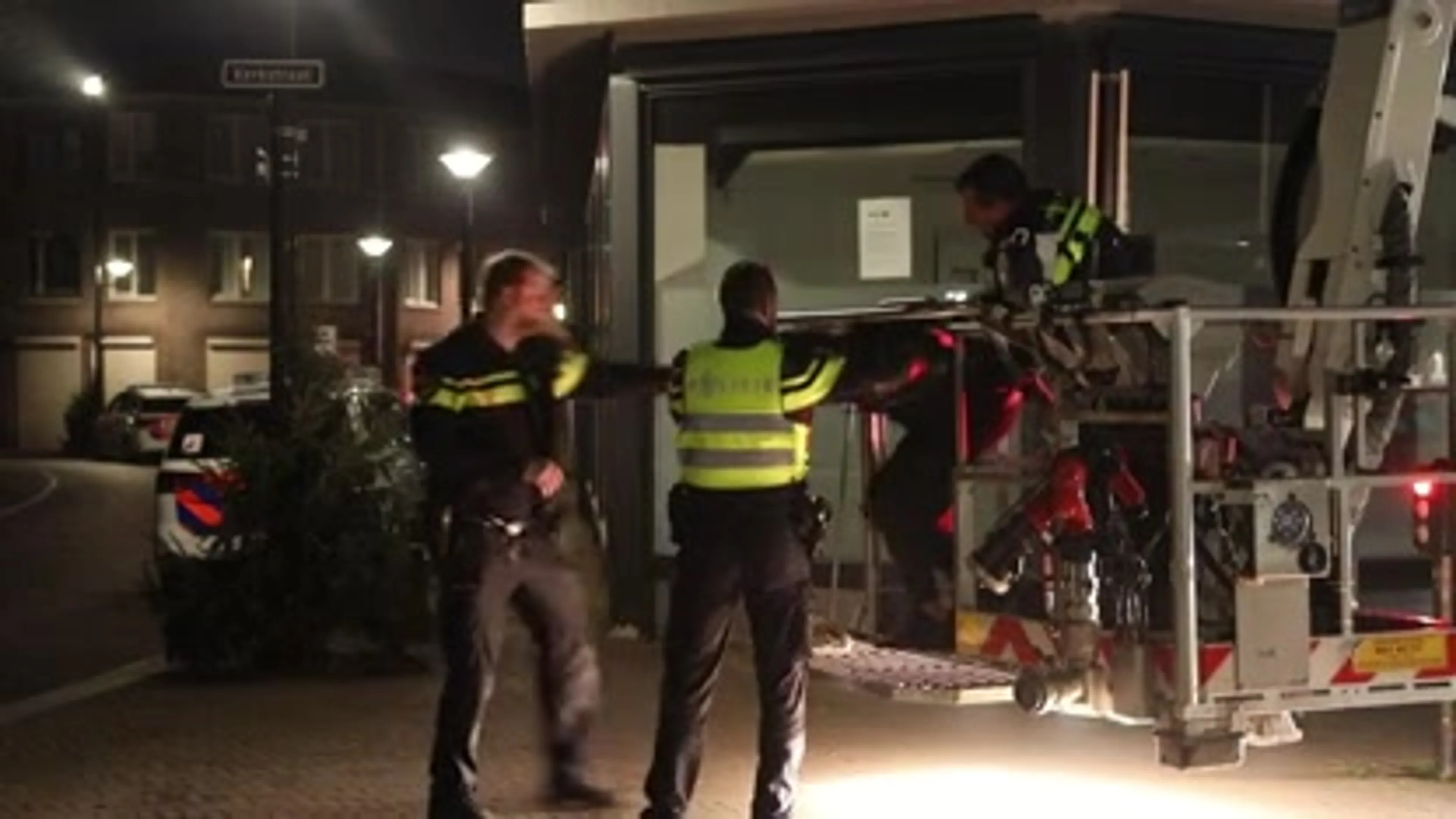 Twee inbrekers vast op dak in Oss, brandweer moet ze ‘redden’