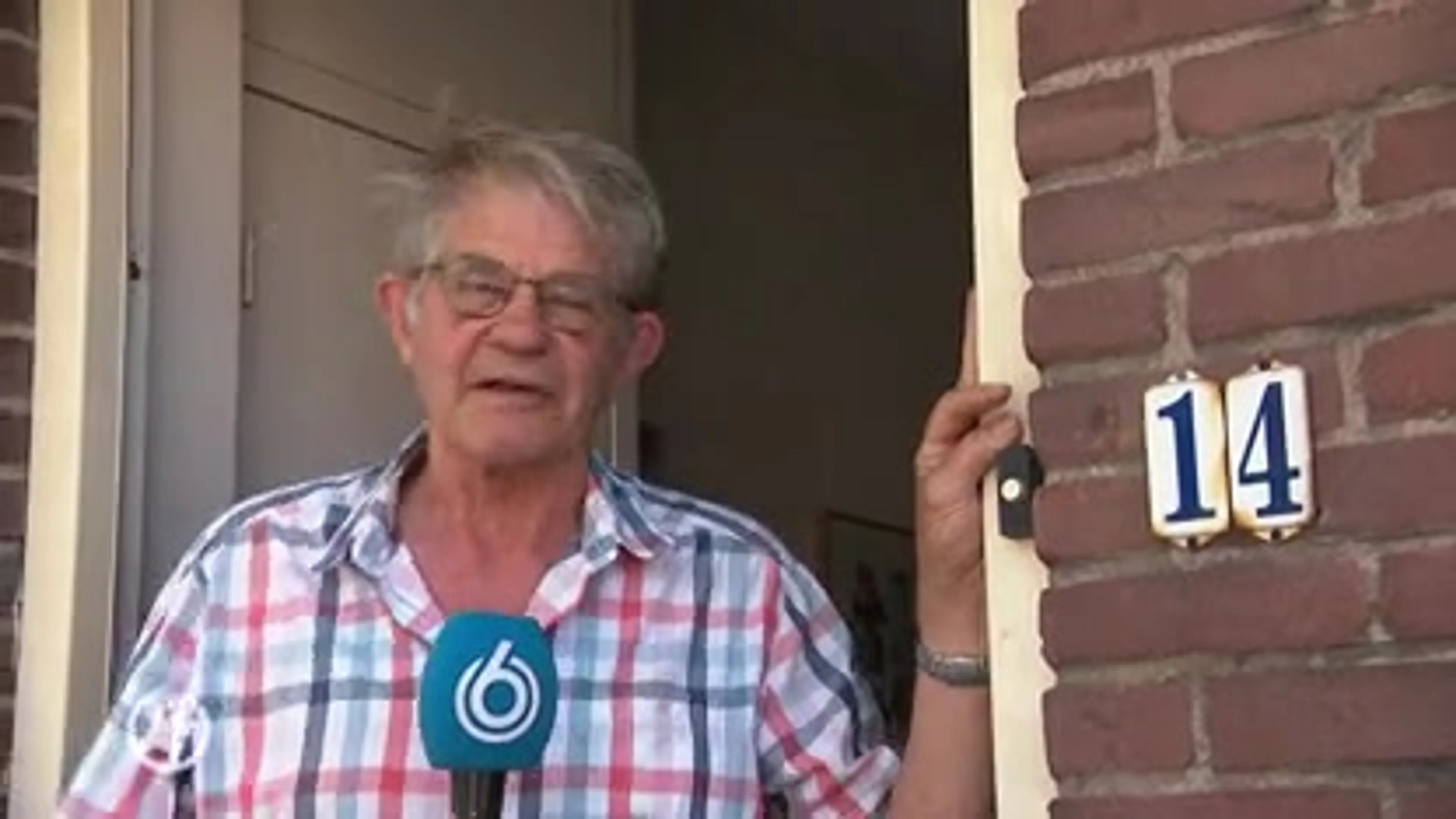 Vrijwilligers van het Rode Kruis checken hoe het met onze ouderen gaat