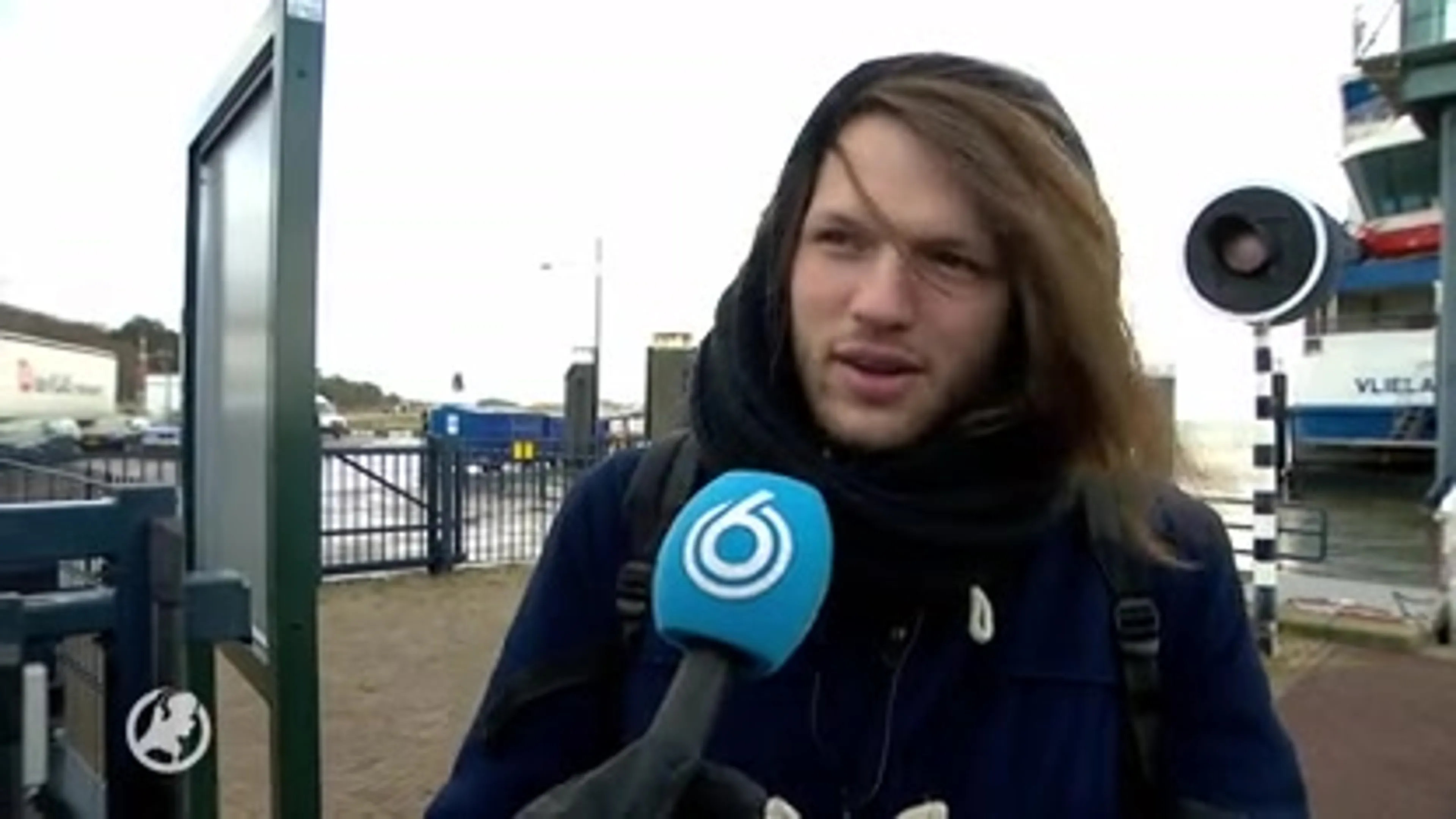 Storm en hoogwater op Vlieland: 'Iedereen helpt mee het water buiten te houden'