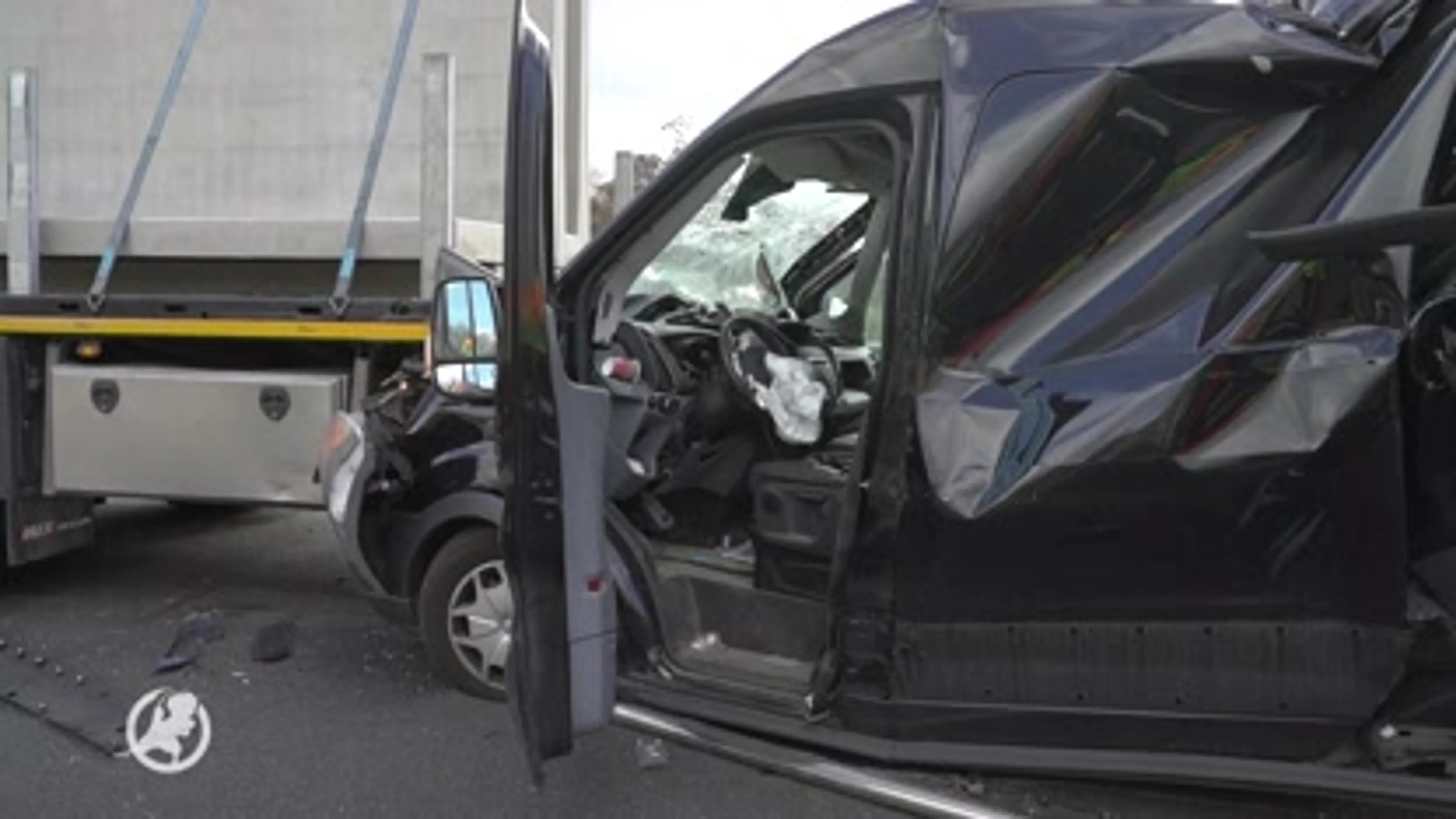 Vrachtwagen op volle snelheid rijdt in op file bij Apeldoorn en plet busje