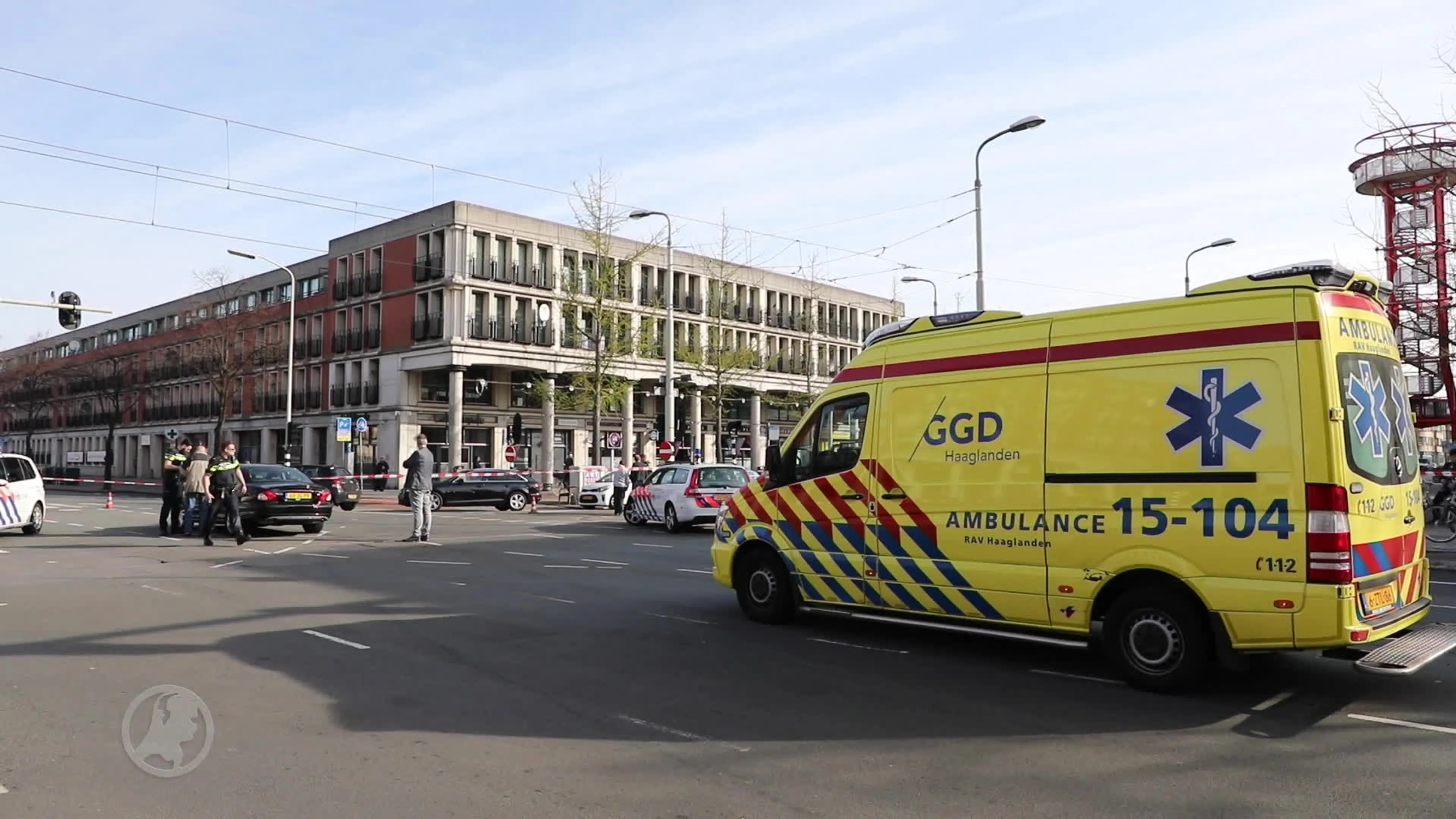 Auto op zijn kop in Den Haag na botsing