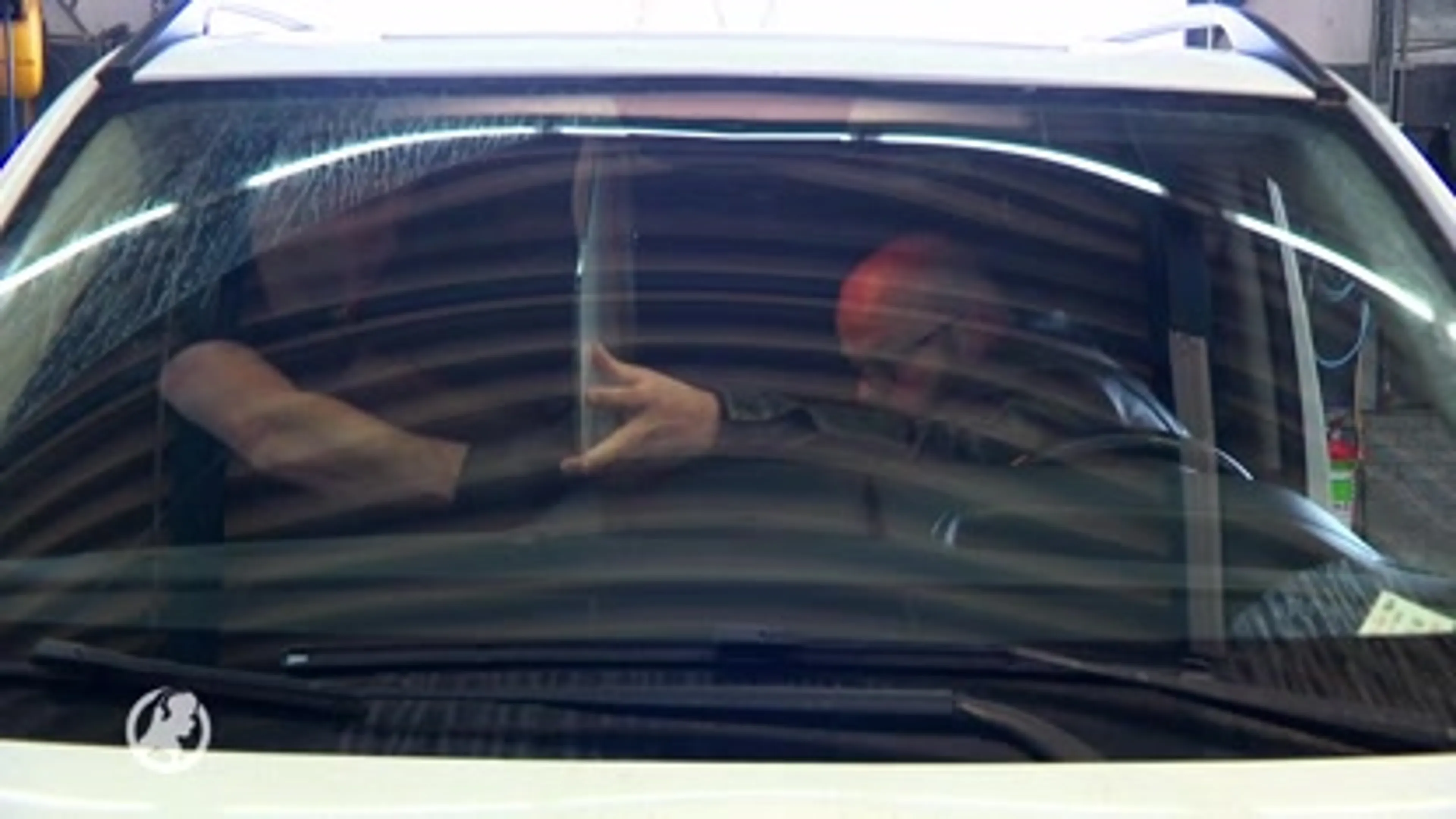 Spatschermen in auto's populair: 'Het plexiglas is niet aan te slepen'