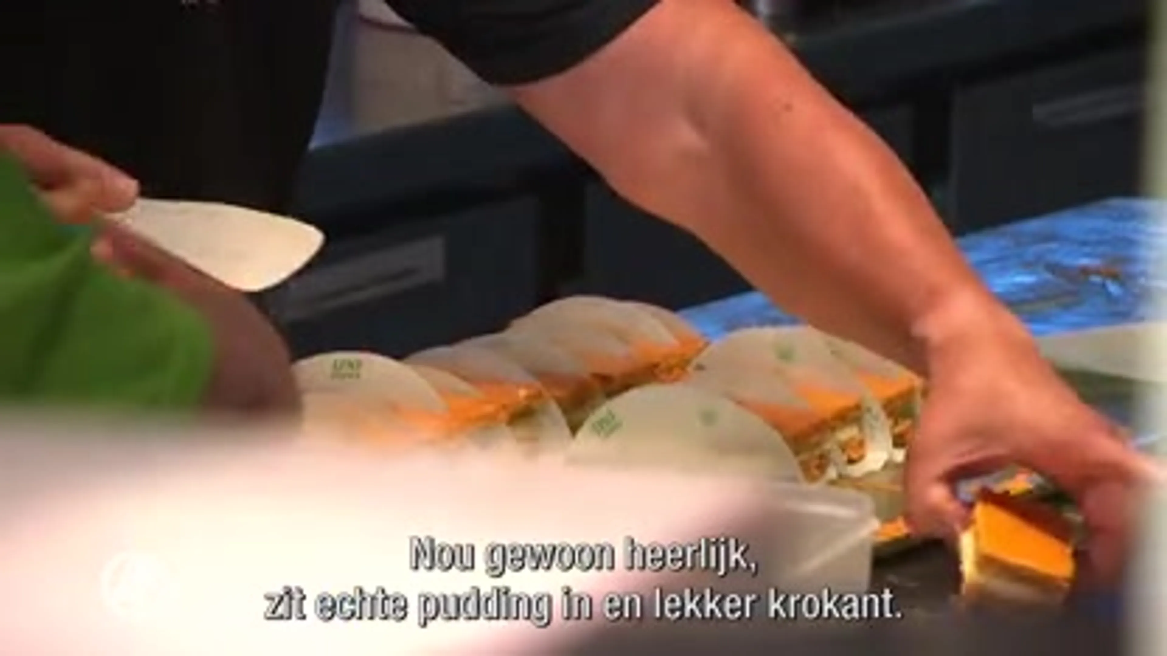 Massaal in de rij voor oranje tompouce ter ere van Koningsdag