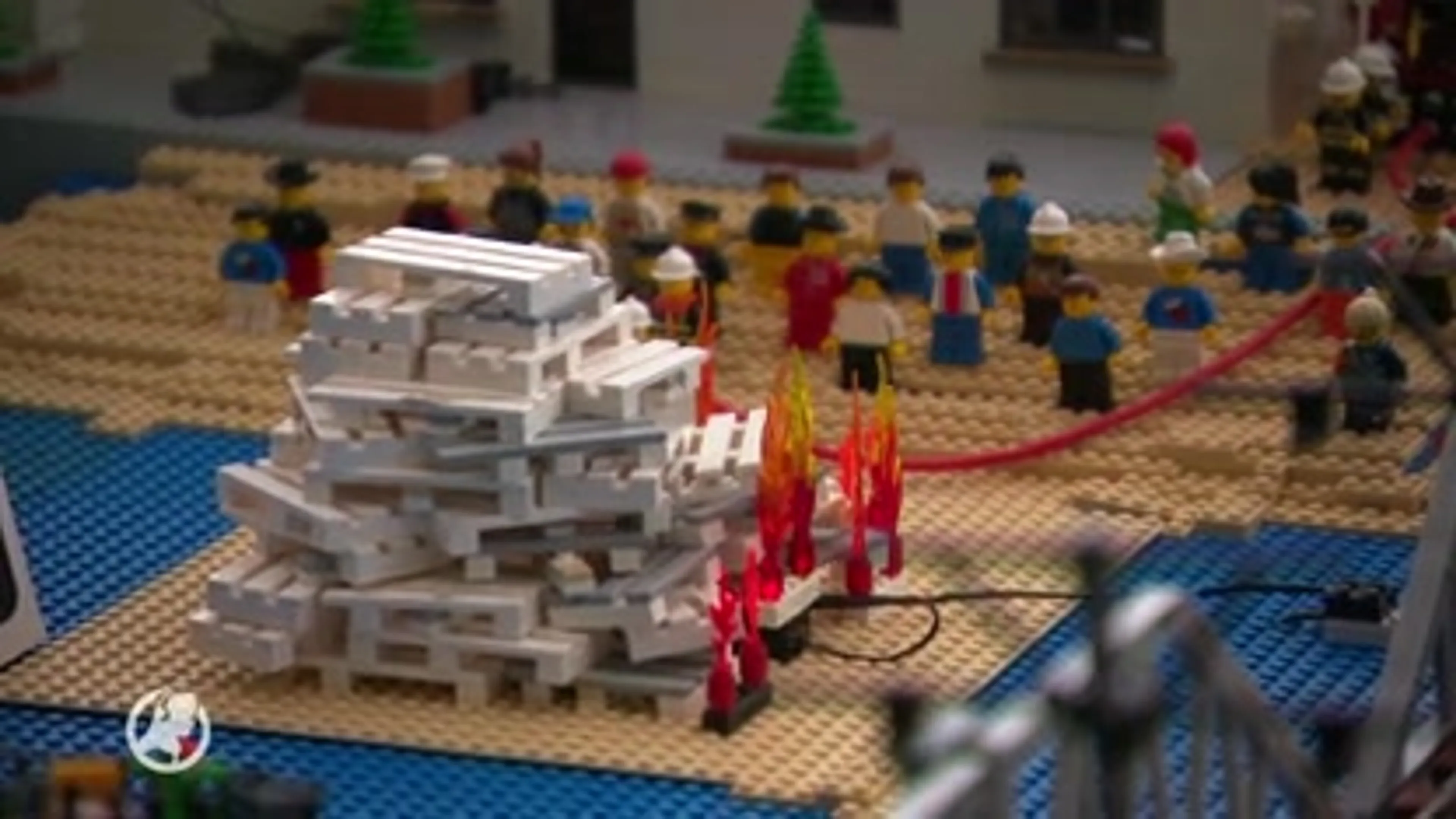 Brandweermannen Evert en André met hun 'rampenstad' naar LEGO-walhalla