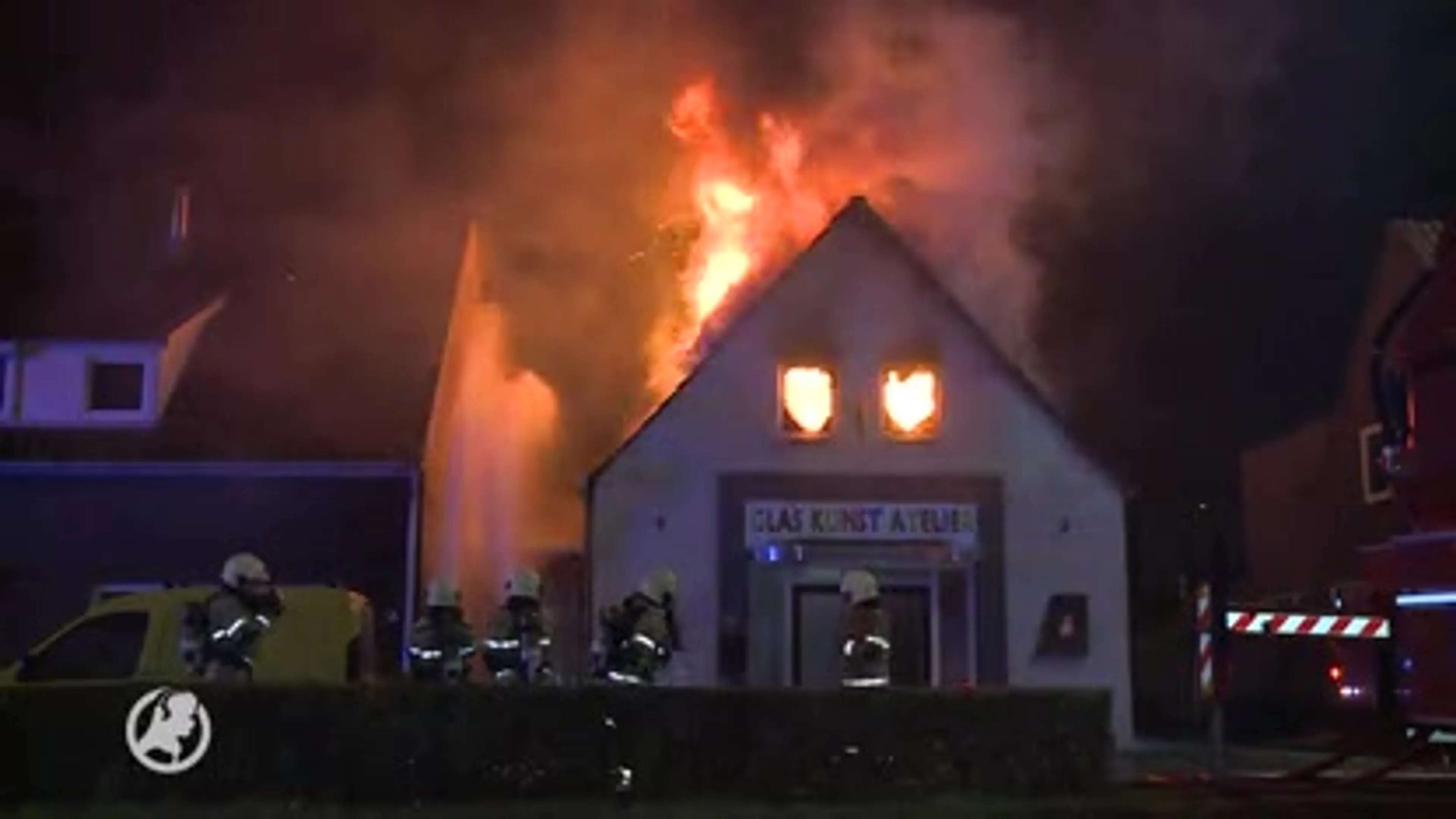 Grote brand verwoest glaskunstatelier Kleurenrijk in Veghel