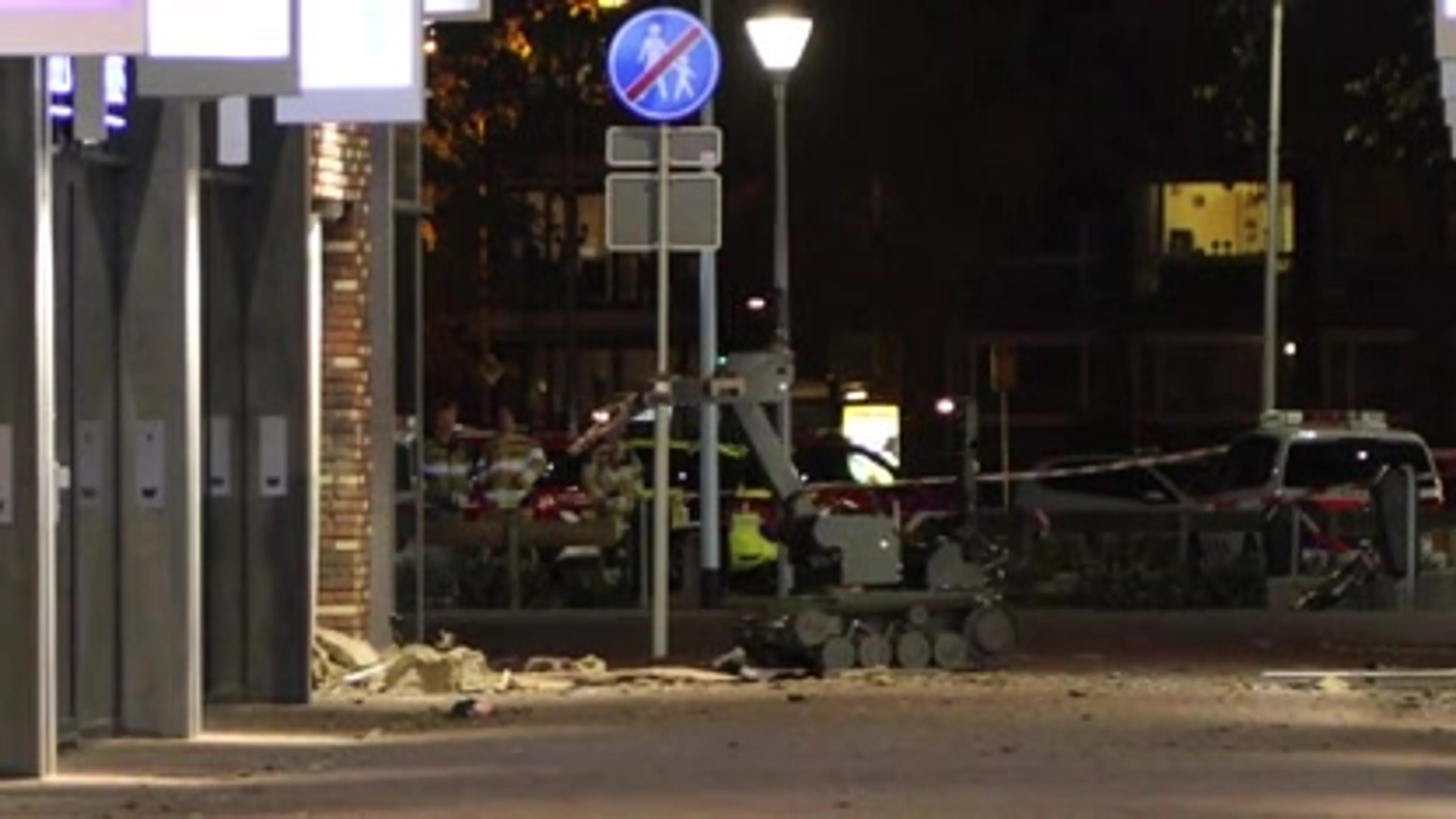 Enkele bewoners ontruimd na plofkraak pinautomaat Deventer