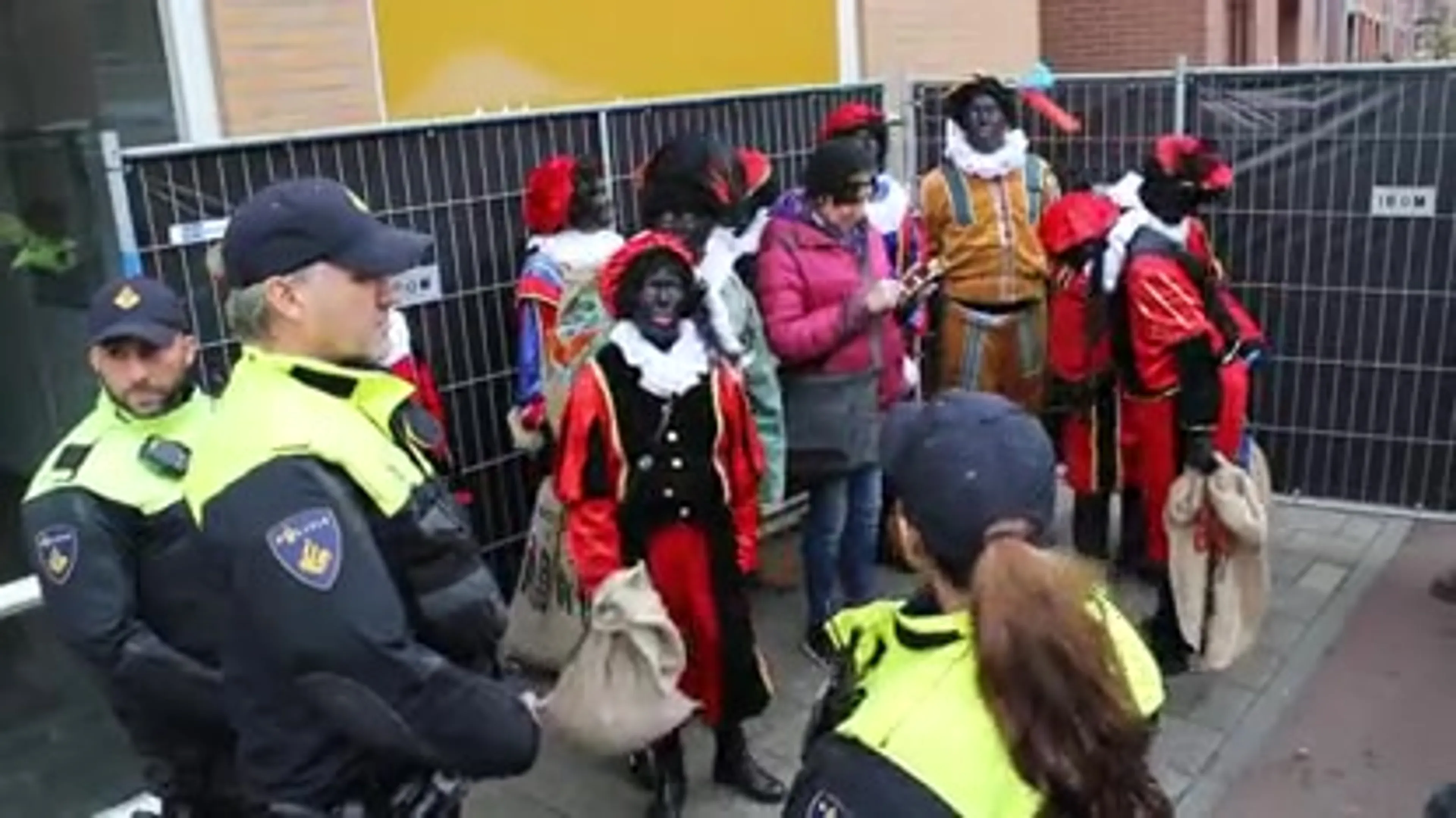 Vrouw met steekwapen en elf Pegida-aanhangers aangehouden bij landelijke intocht Sinterklaas