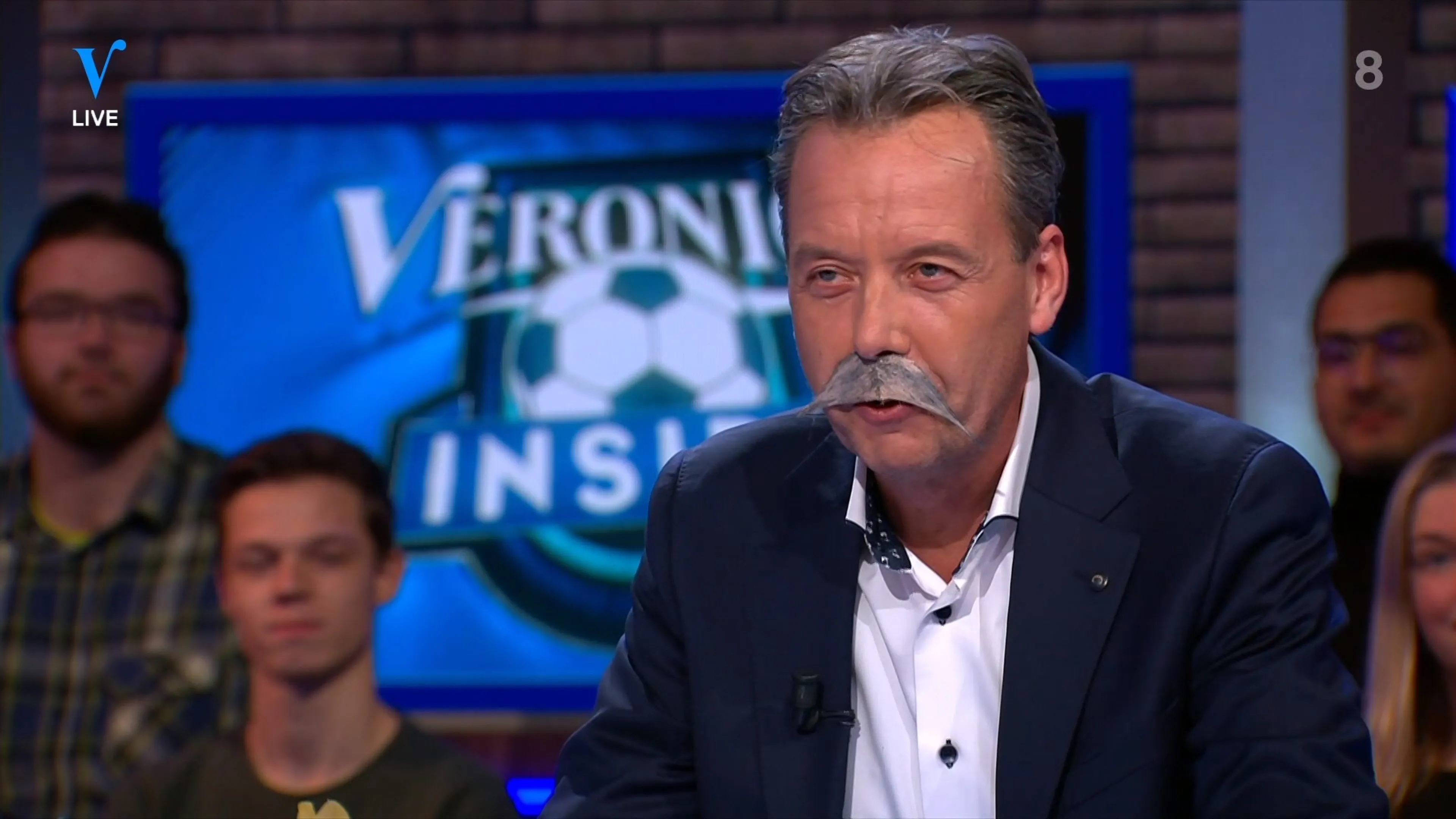 Valentijn pronkt op stoel Johan