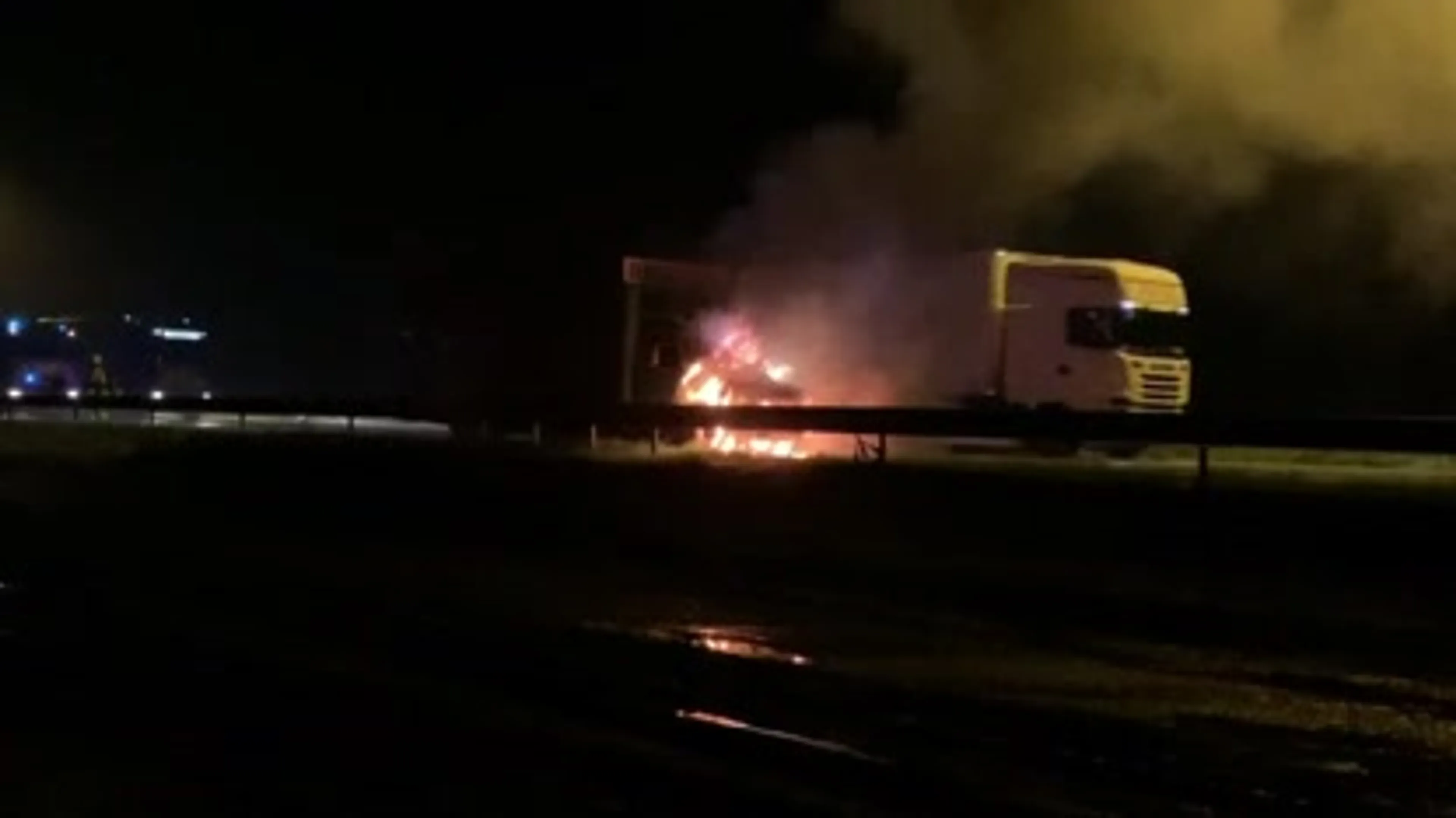 Net gekochte foodtruck brandt grotendeels uit op snelweg bij Deventer