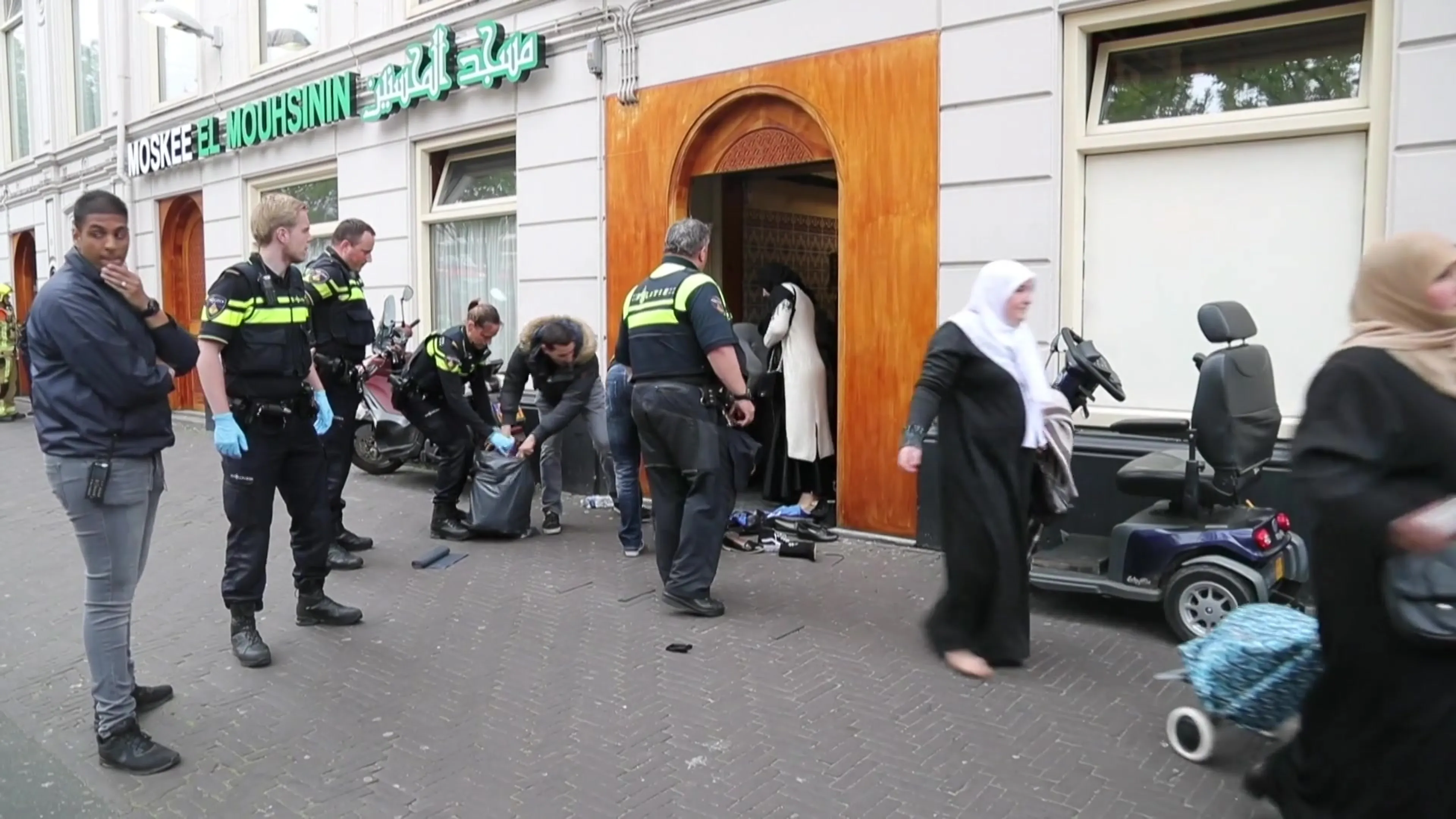 Veel mensen onwel tijdens dodengebed in Den Haag