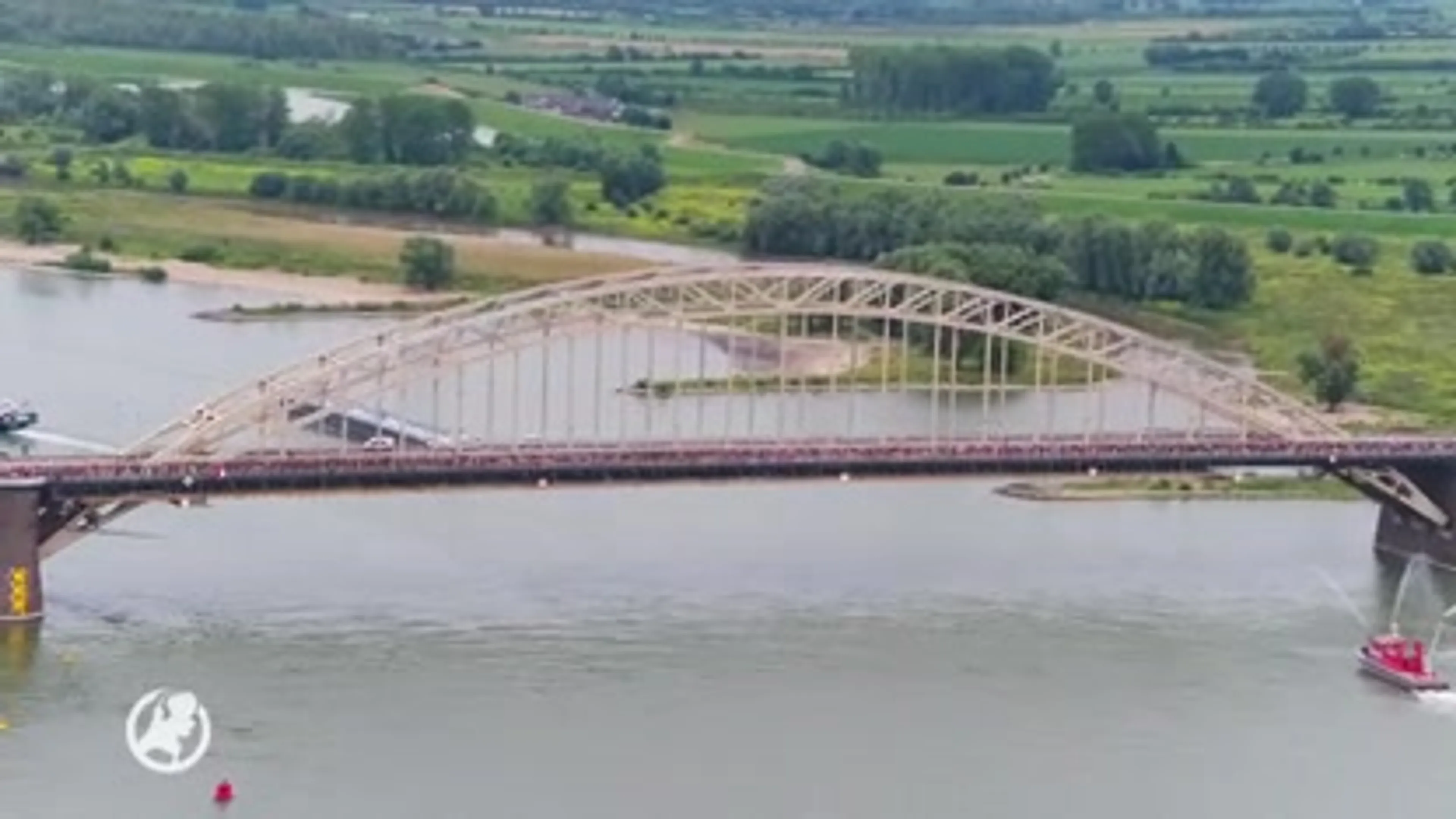 De wandelaars lopen over de Waalbrug