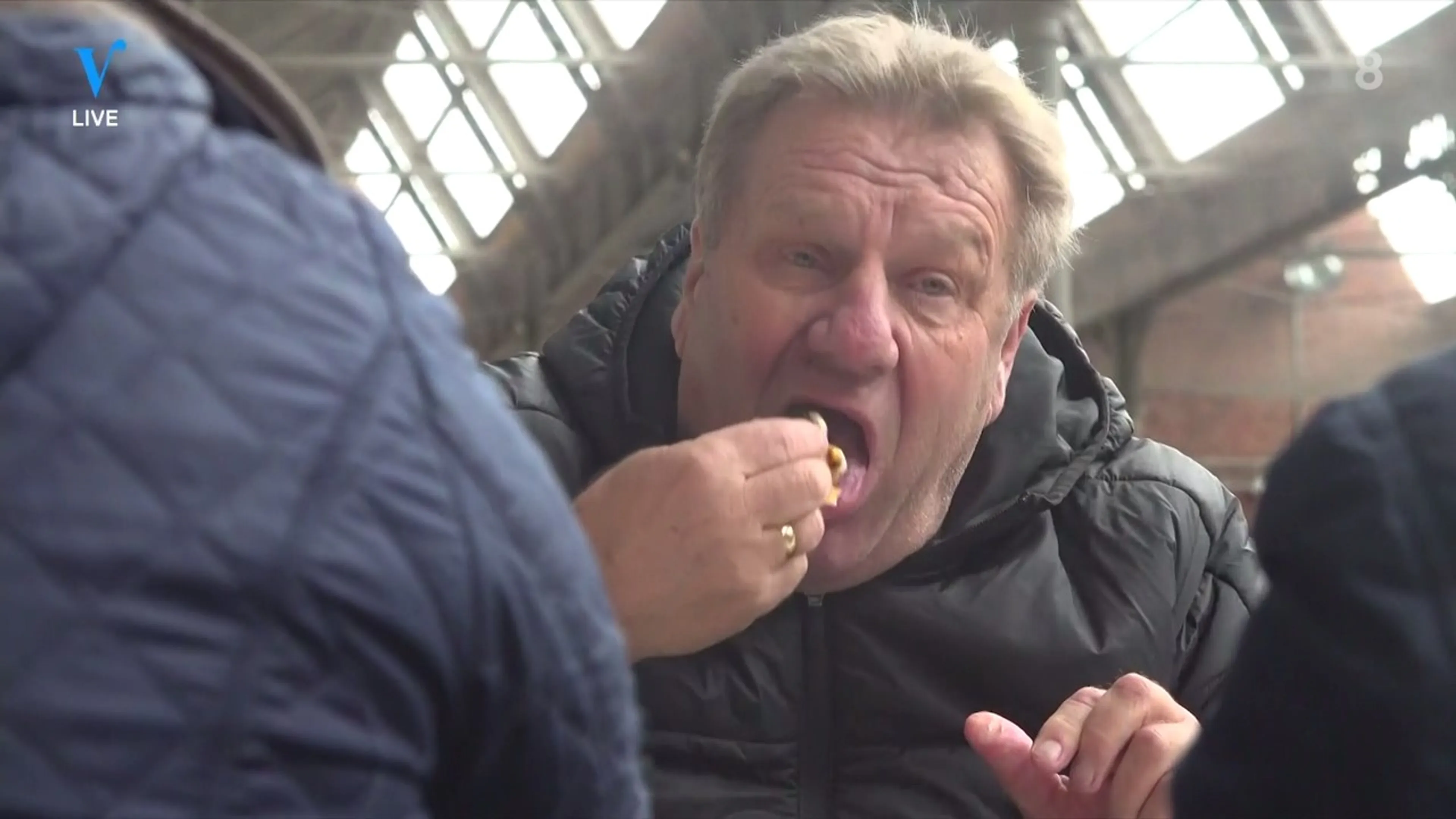 De mannen zien Jan mosselen eten: 'Lekkere gozer die Jan!'