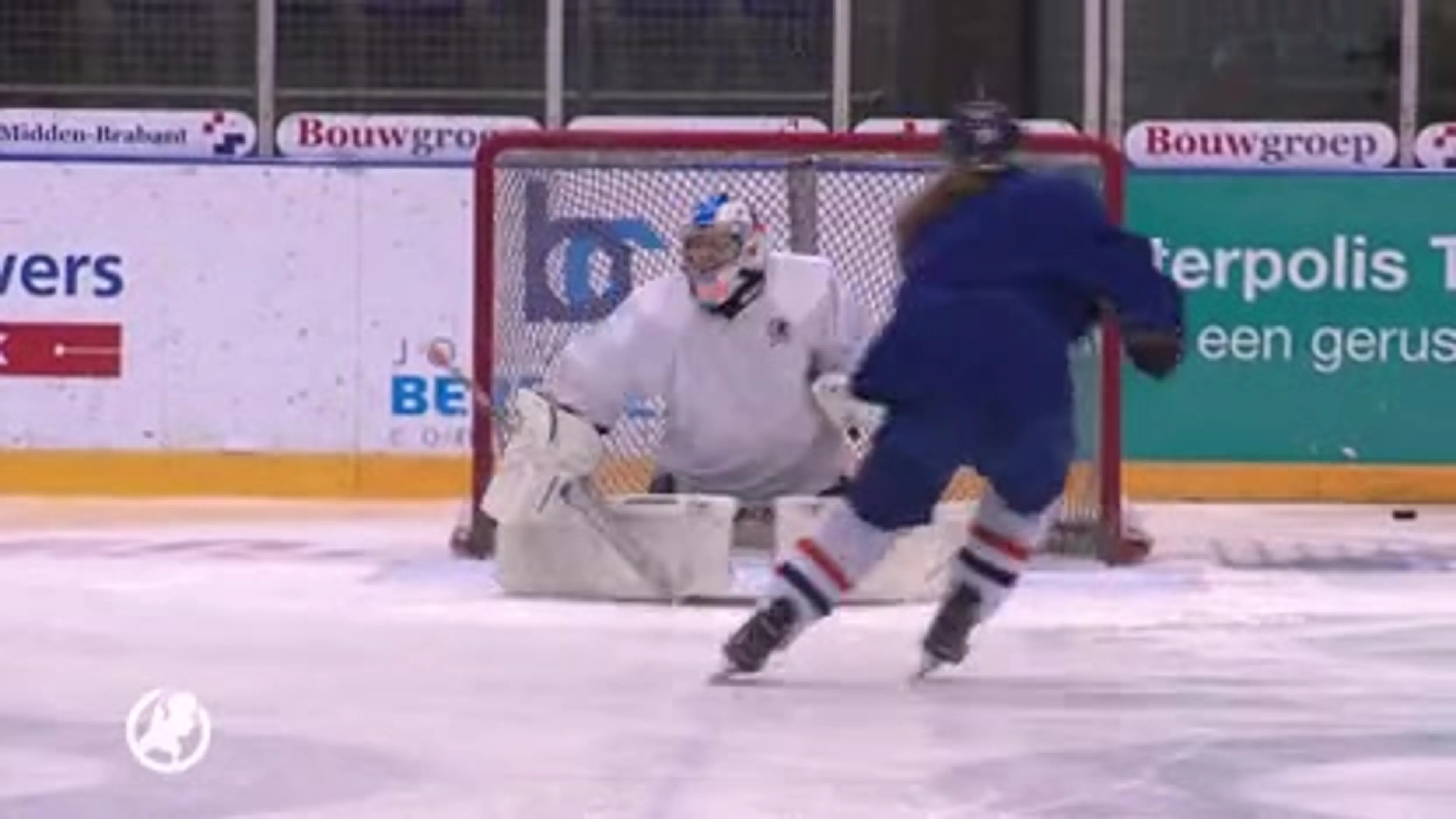 Dames ijshockeysters staan hun mannetje