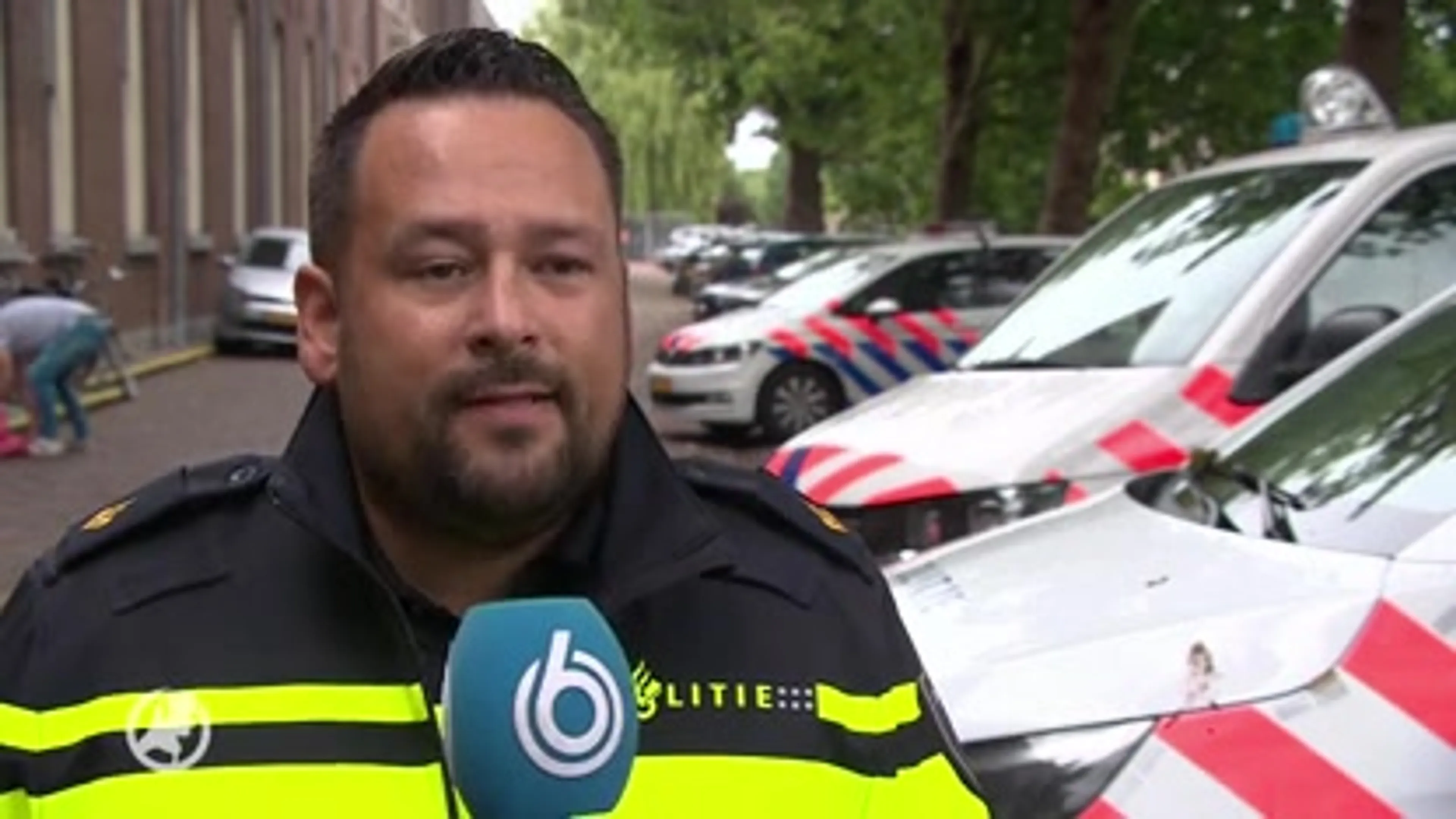 Politie blaast voordeur op en houdt vier verdachten aan na vondst automatische vuurwapens