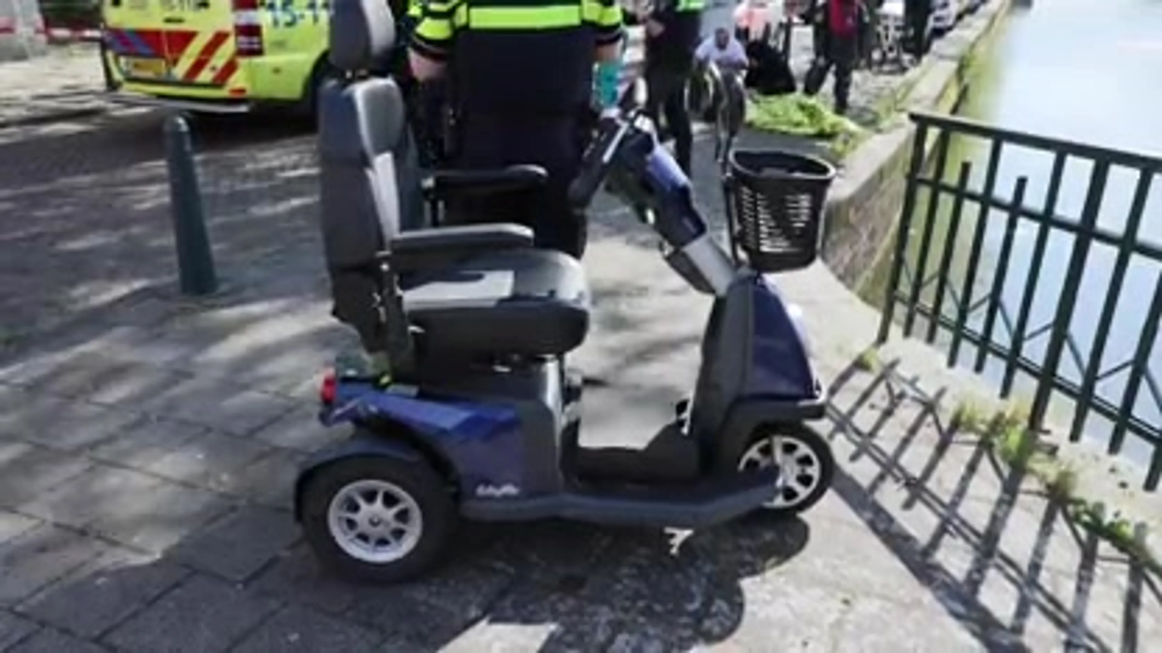 Man springt in gracht en redt te water geraakte vrouw in Den Haag