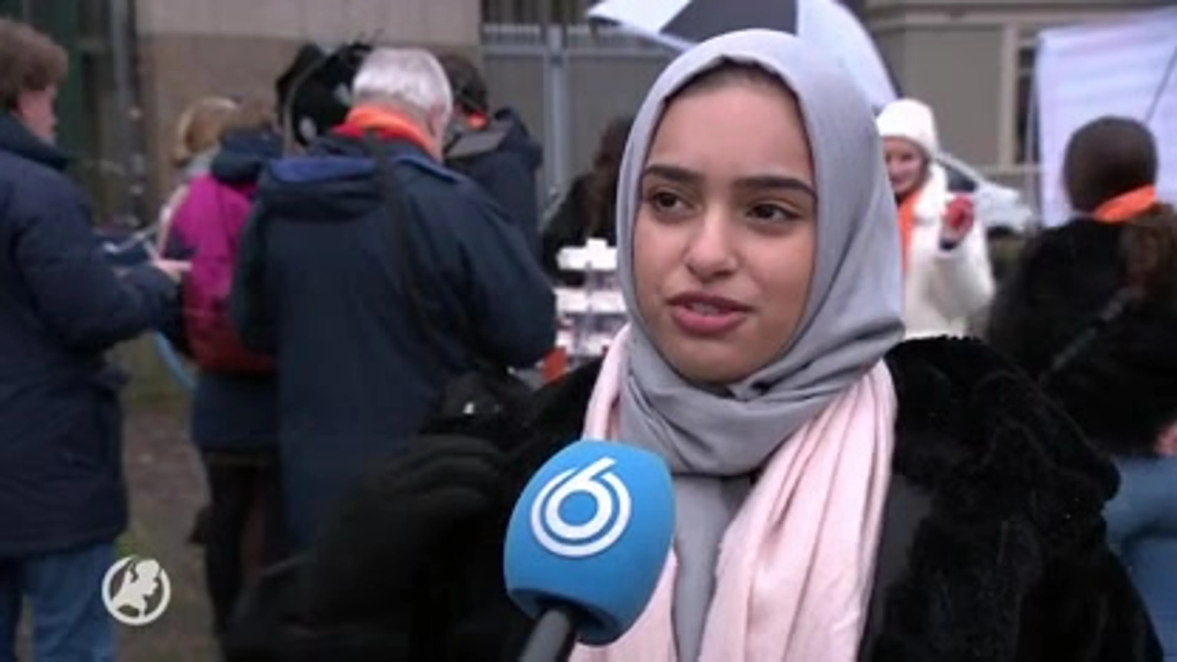 Kamerleden krijgen taart na akkoord kinderpardon