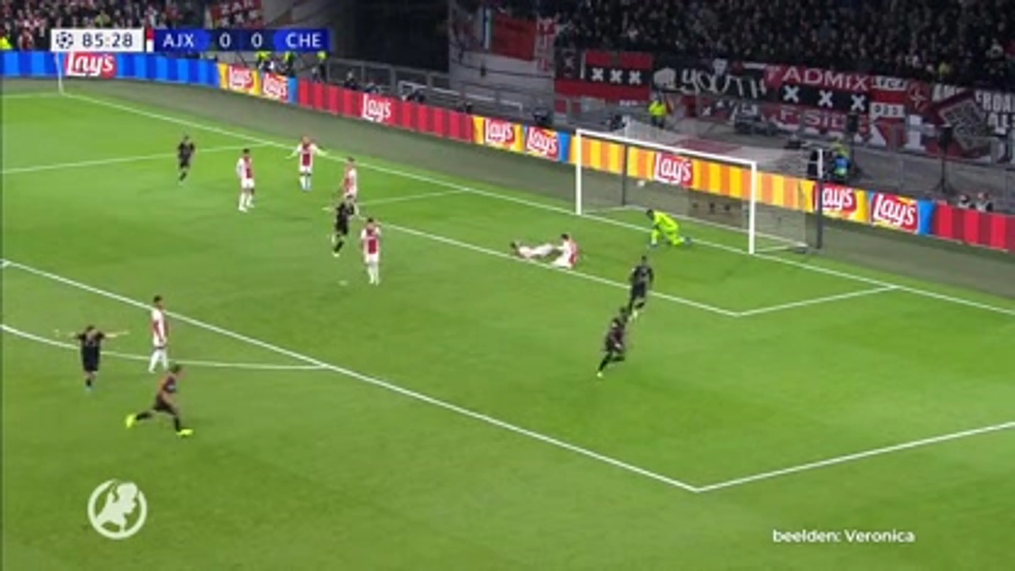 Ajax in eigen huis in slotfase onderuit tegen Chelsea