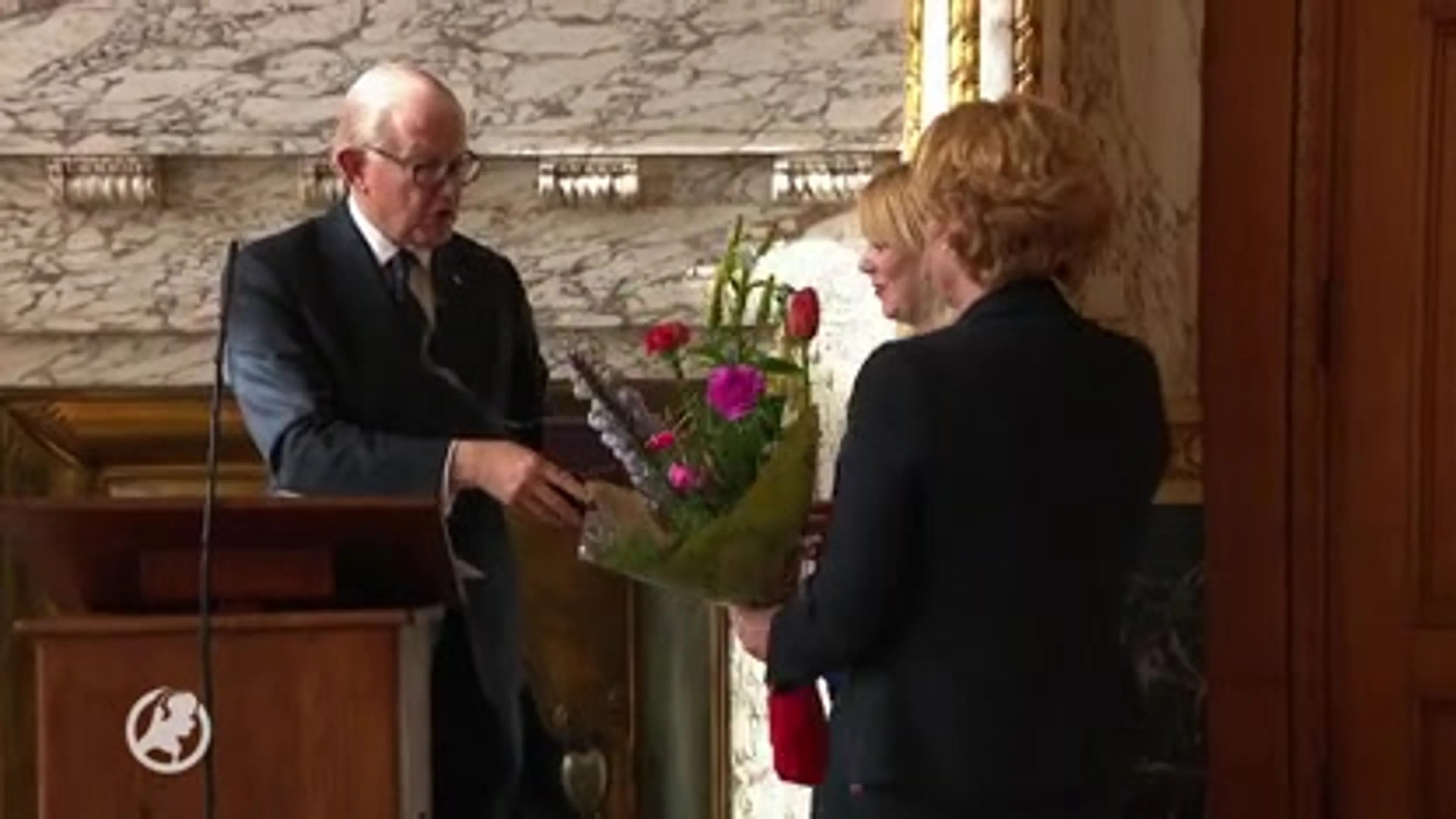 Van Vollenhoven wil dat burger vaker ingrijpt in plaats van filmen