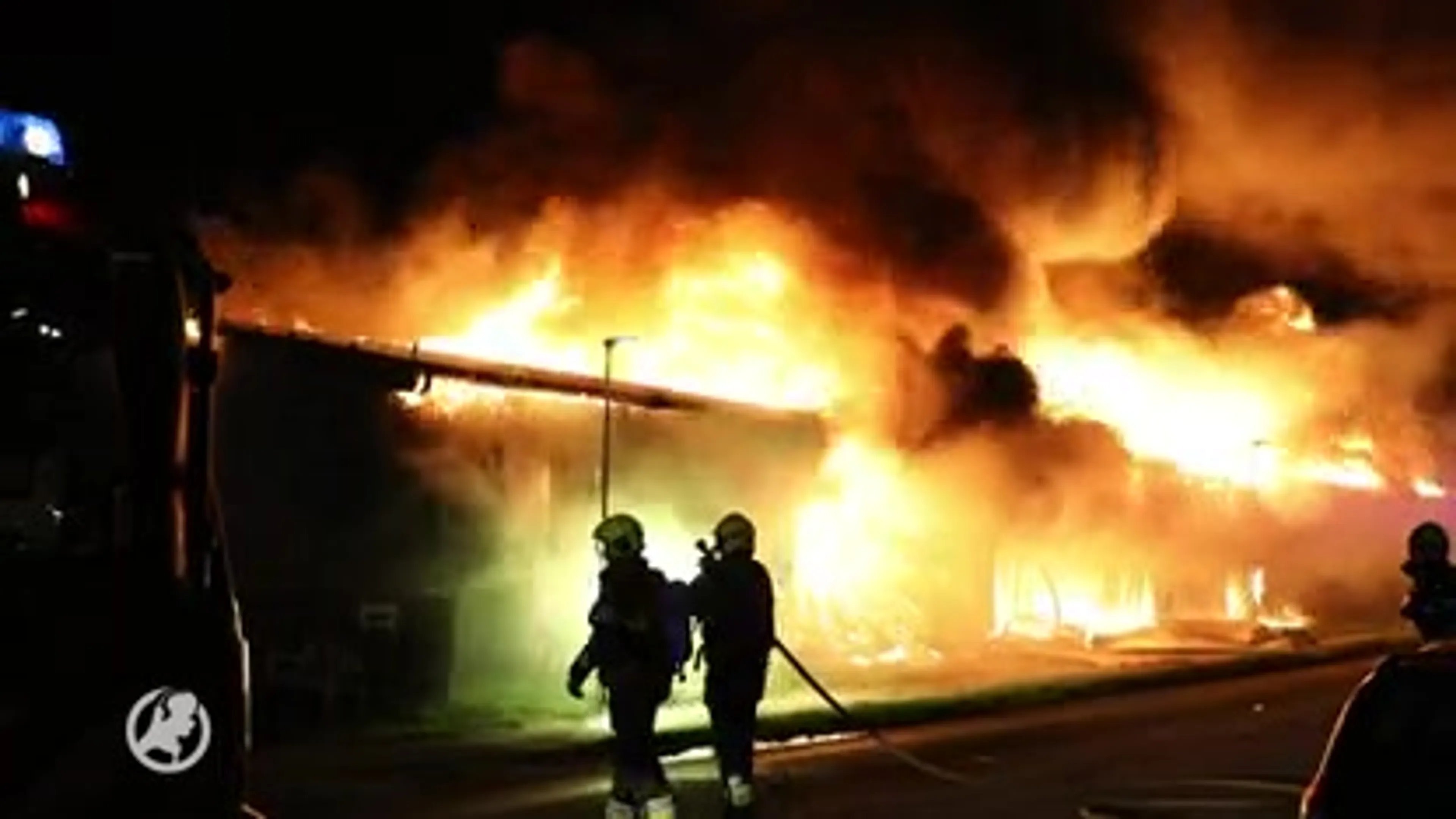 Zeer grote brand verwoest loods in Halfweg