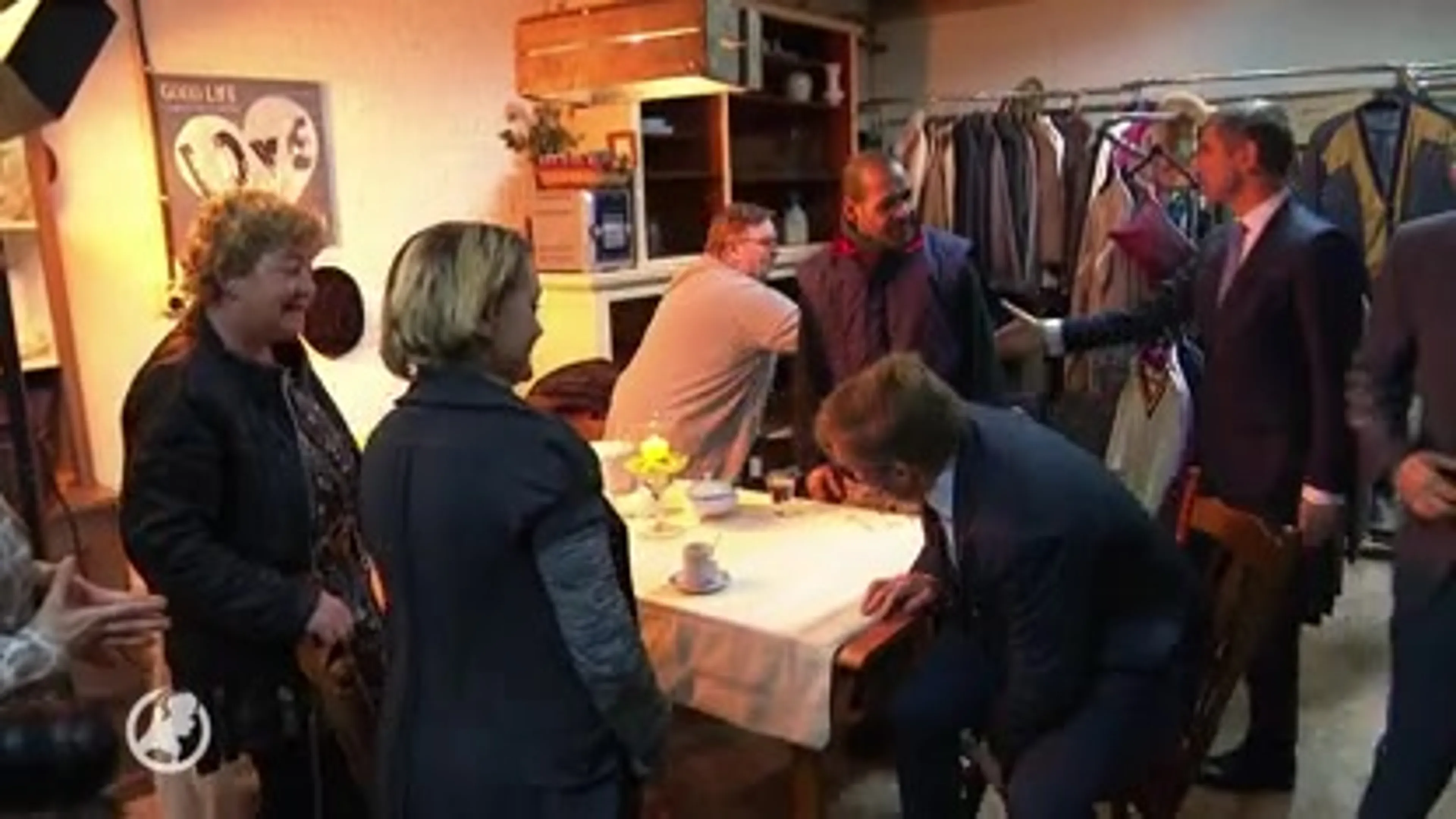 Peperdure stropdas koning doorgeknipt bij bezoek aan daklozenopvang in Weert
