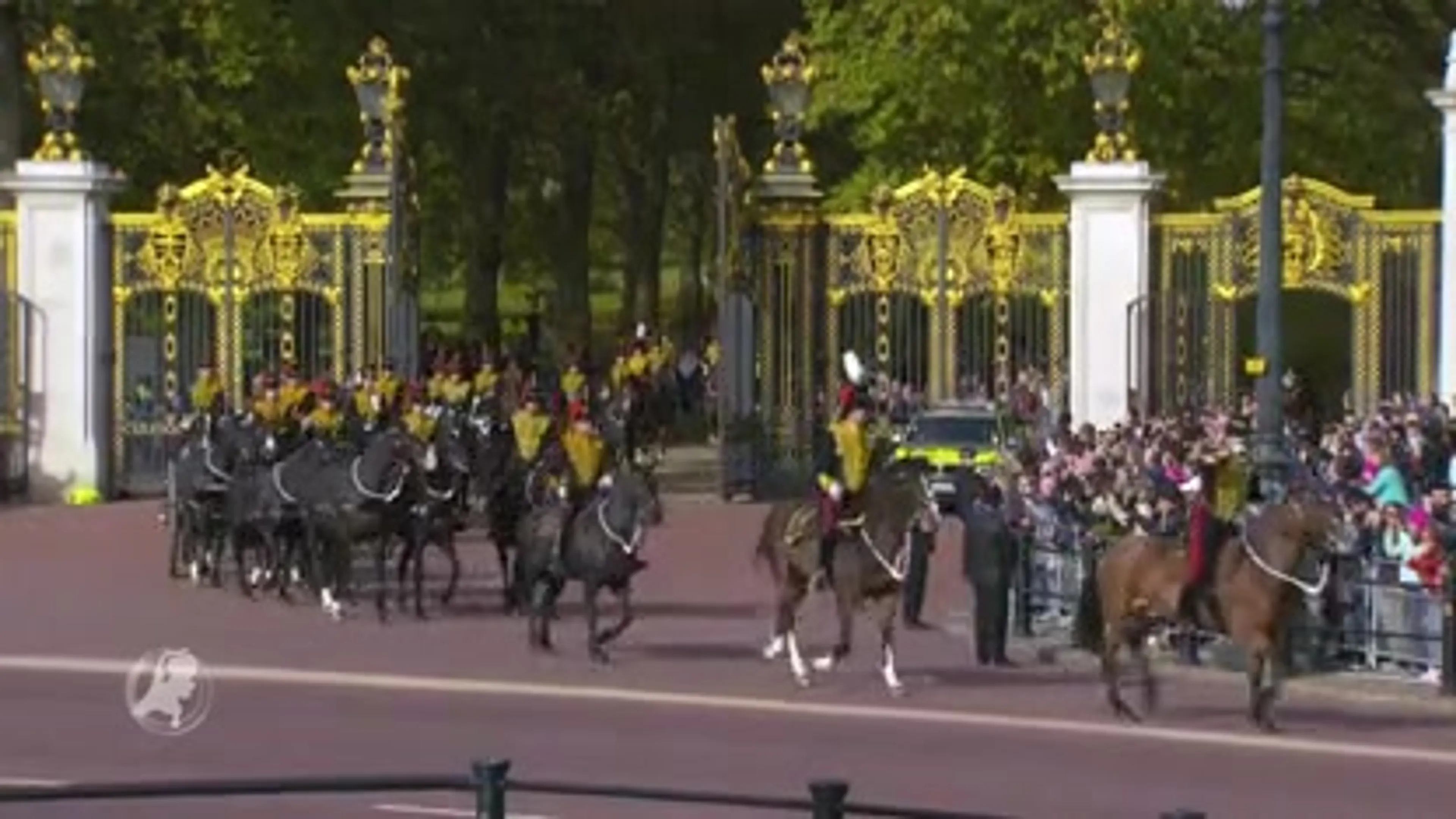 Koningspaar door honderden toegejuicht tijdens staatsbezoek Engeland