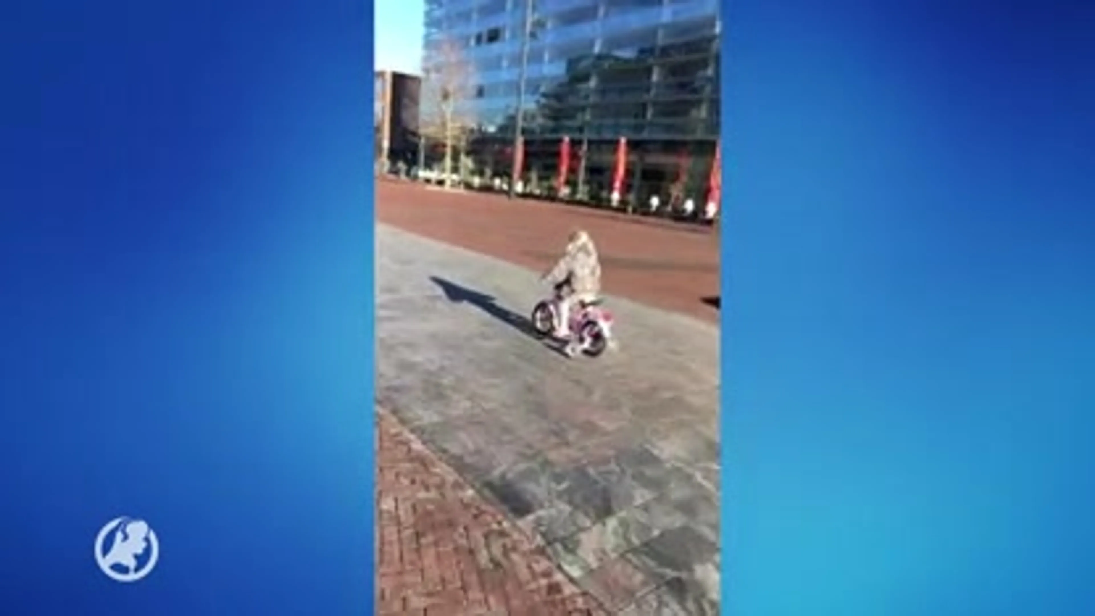 Schattig: Pomme (3) is op fiets met zijwieltjes de politie te snel af