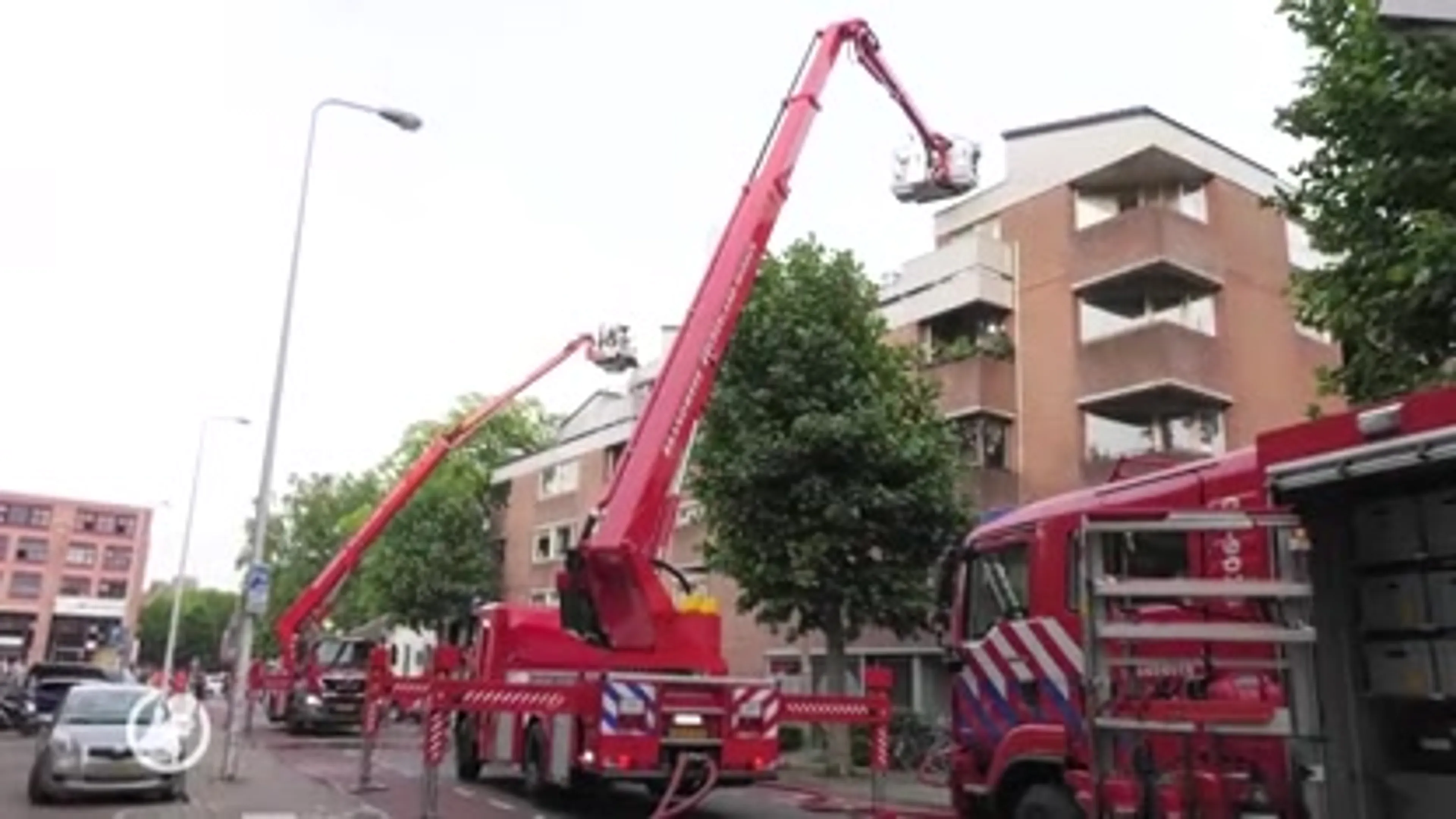 Bewoners van balkon gehaald bij flatbrand in Wageningen