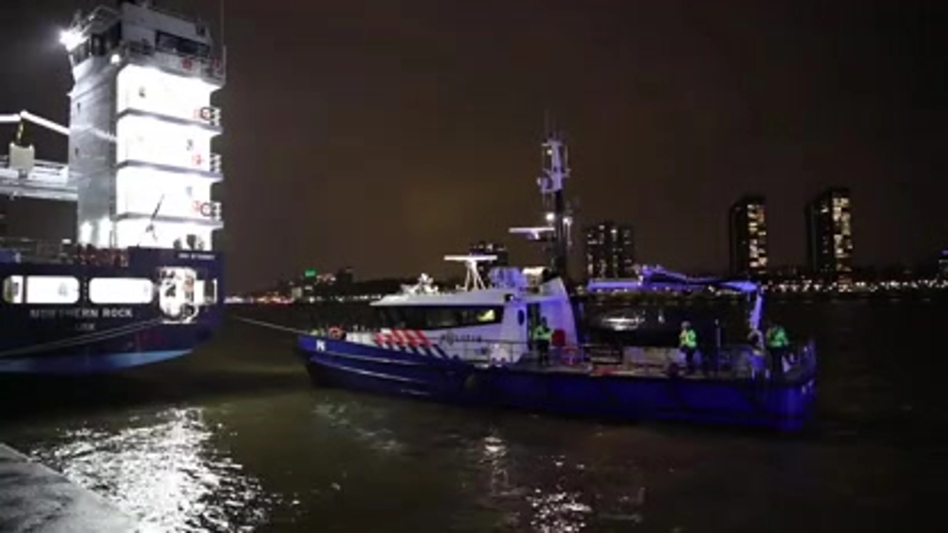 Politie haalt voertuig met lichaam uit de Maas