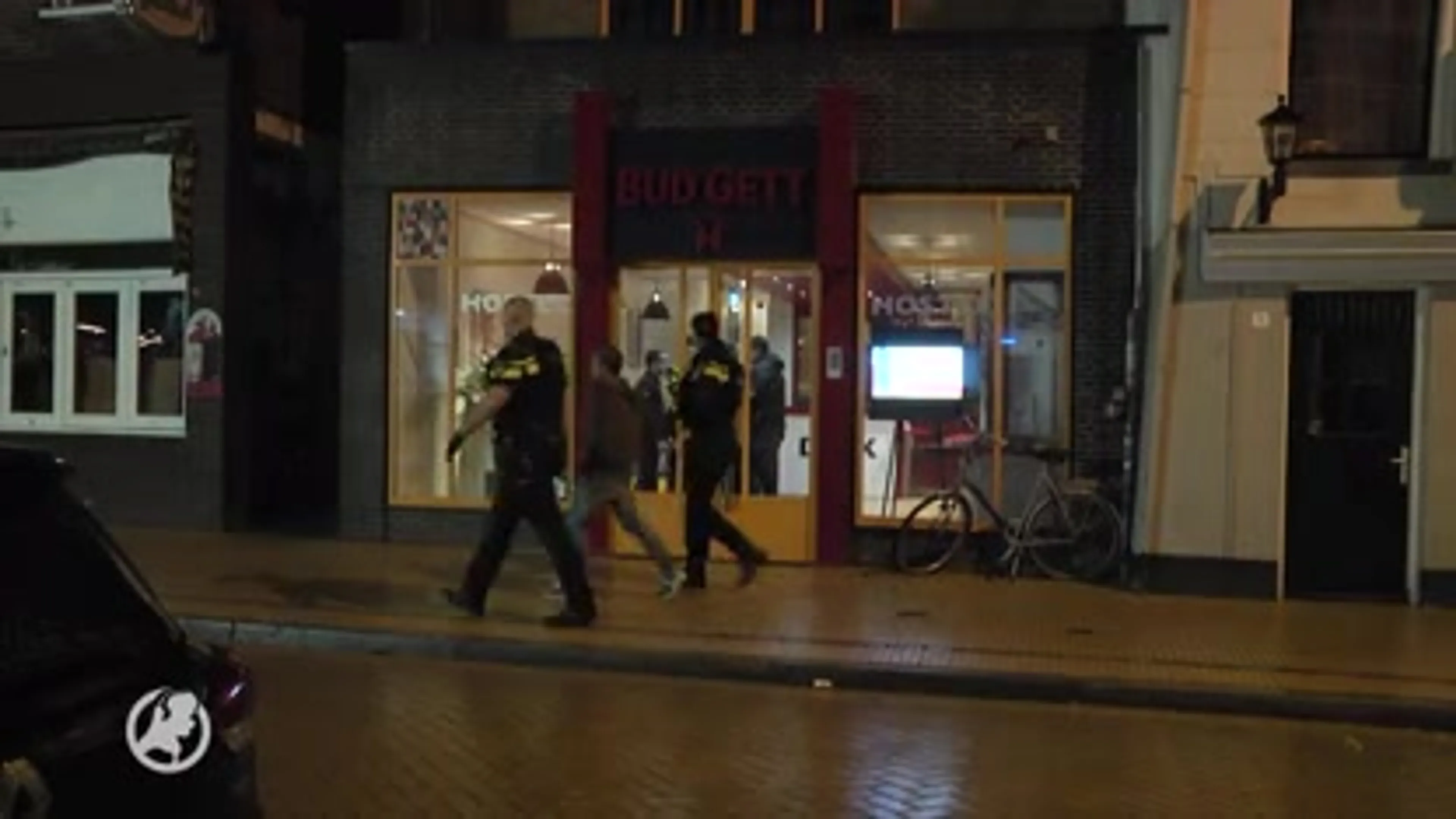 Twee mannen overvallen hostel tegenover politiebureau