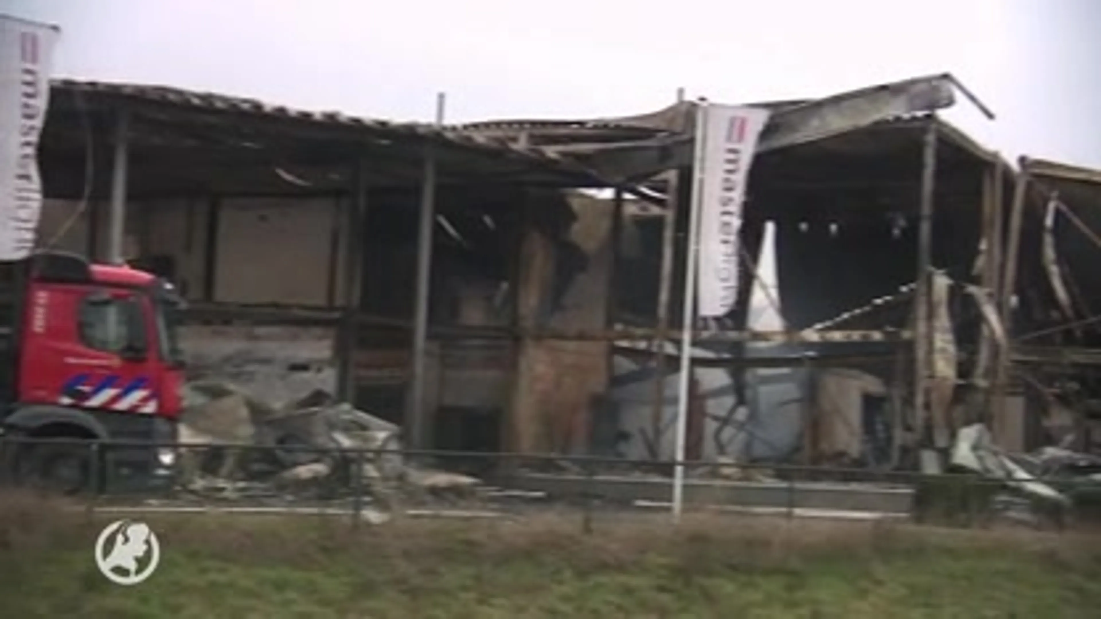 Enorme brand verwoest lampenbedrijf Panningen, nablussen duurt nog uren