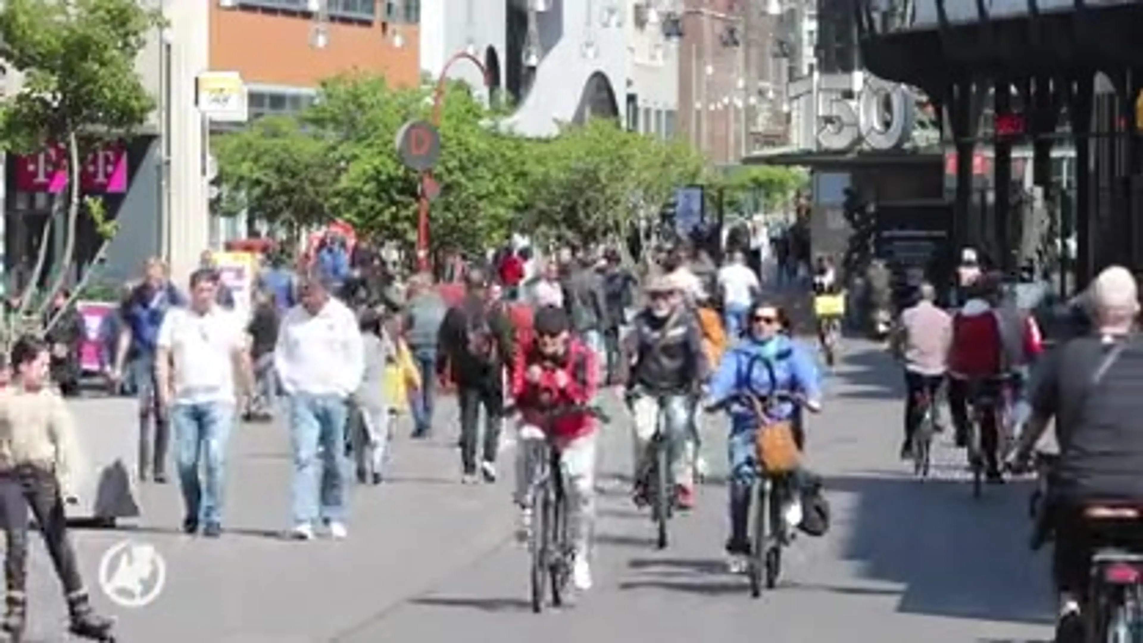 Bizarre beelden uit Den Haag: overvolle winkelstraten en lange rijen