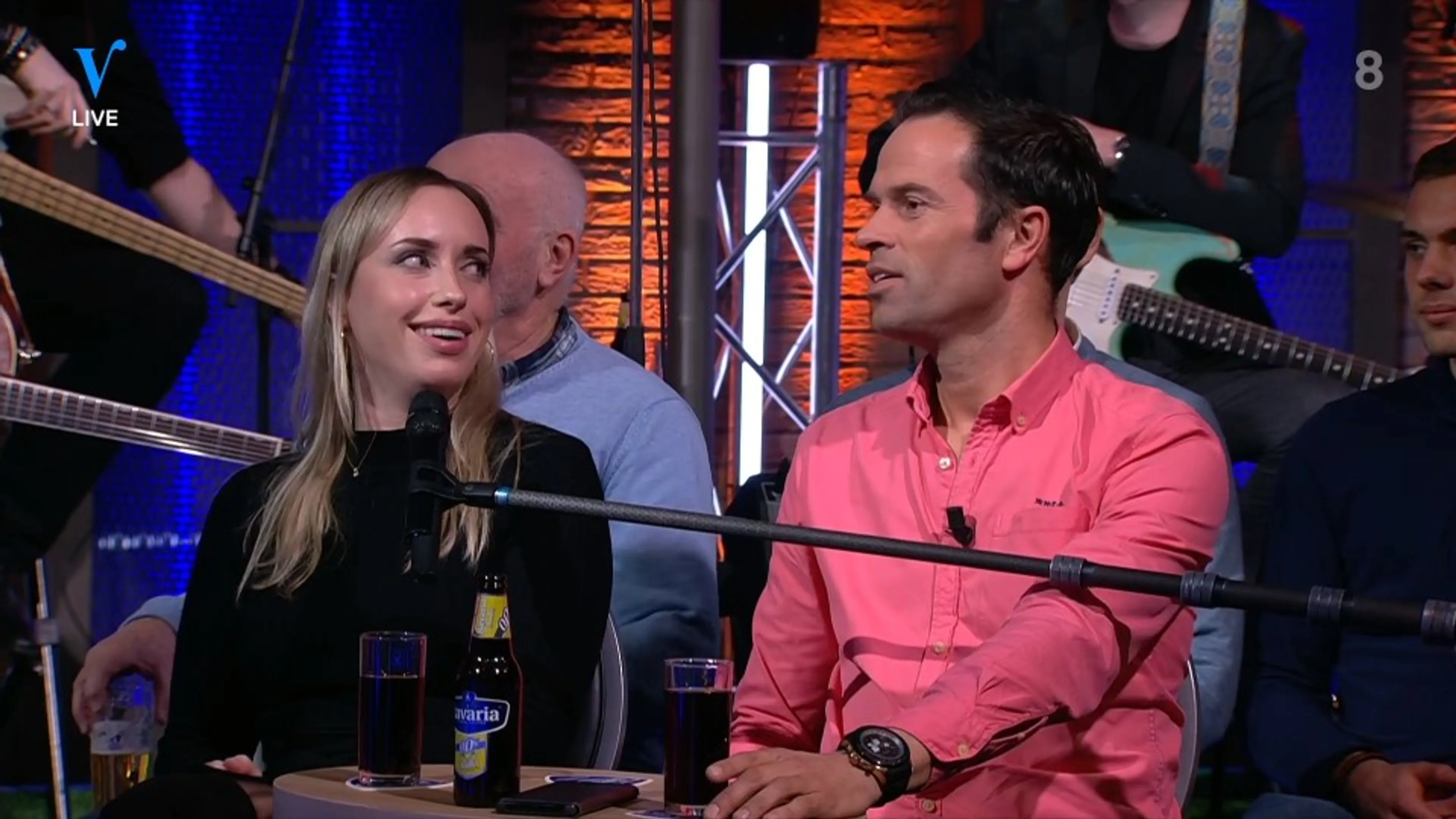 Bas Nijhuis versiert blondine