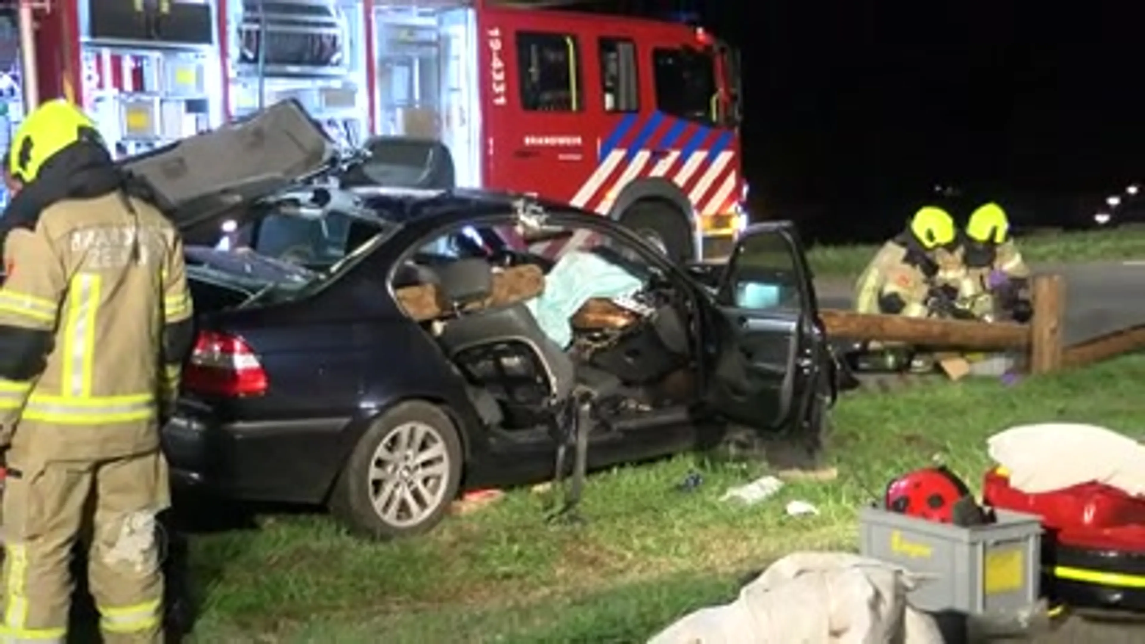 Auto gespietst door houten vangrail in Wemeldinge, drie inzittenden gewond
