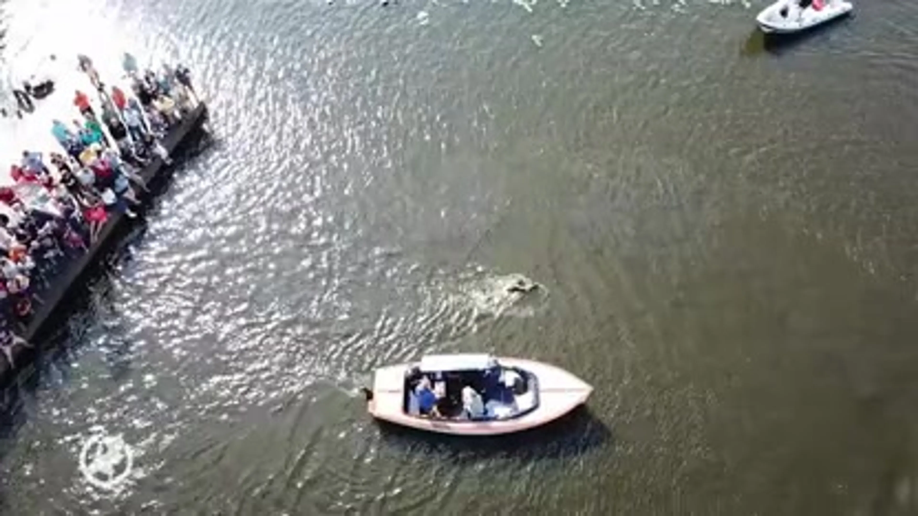 Schipper Auke volgt Maarten tijdens spannende 11Stedenzwemtocht