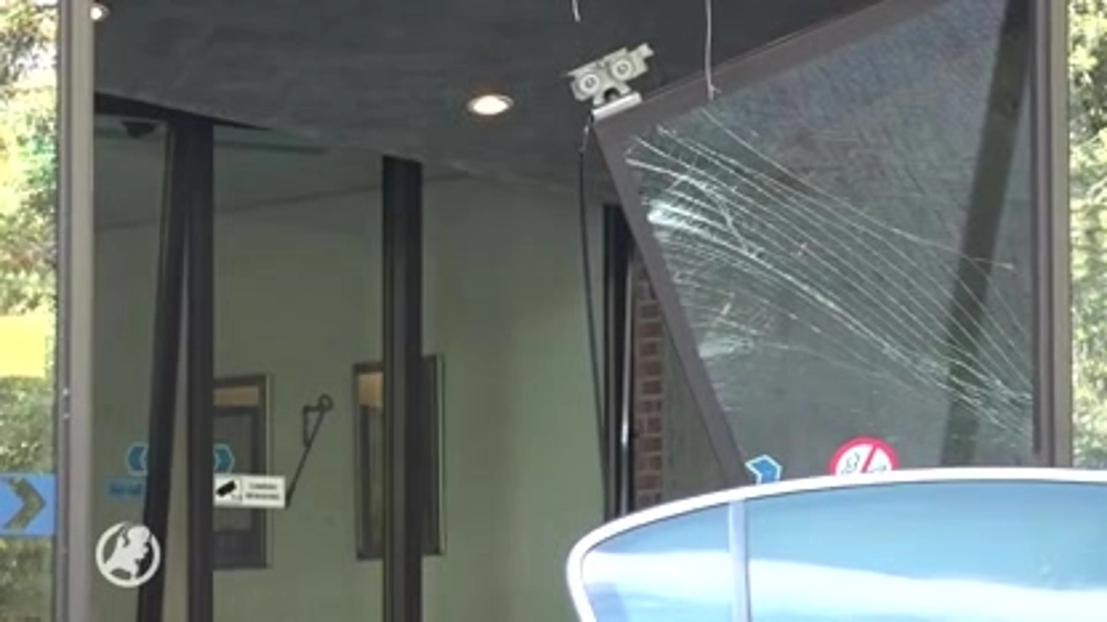 Brandende auto vol jerrycans rijdt politiebureau Kerkrade binnen