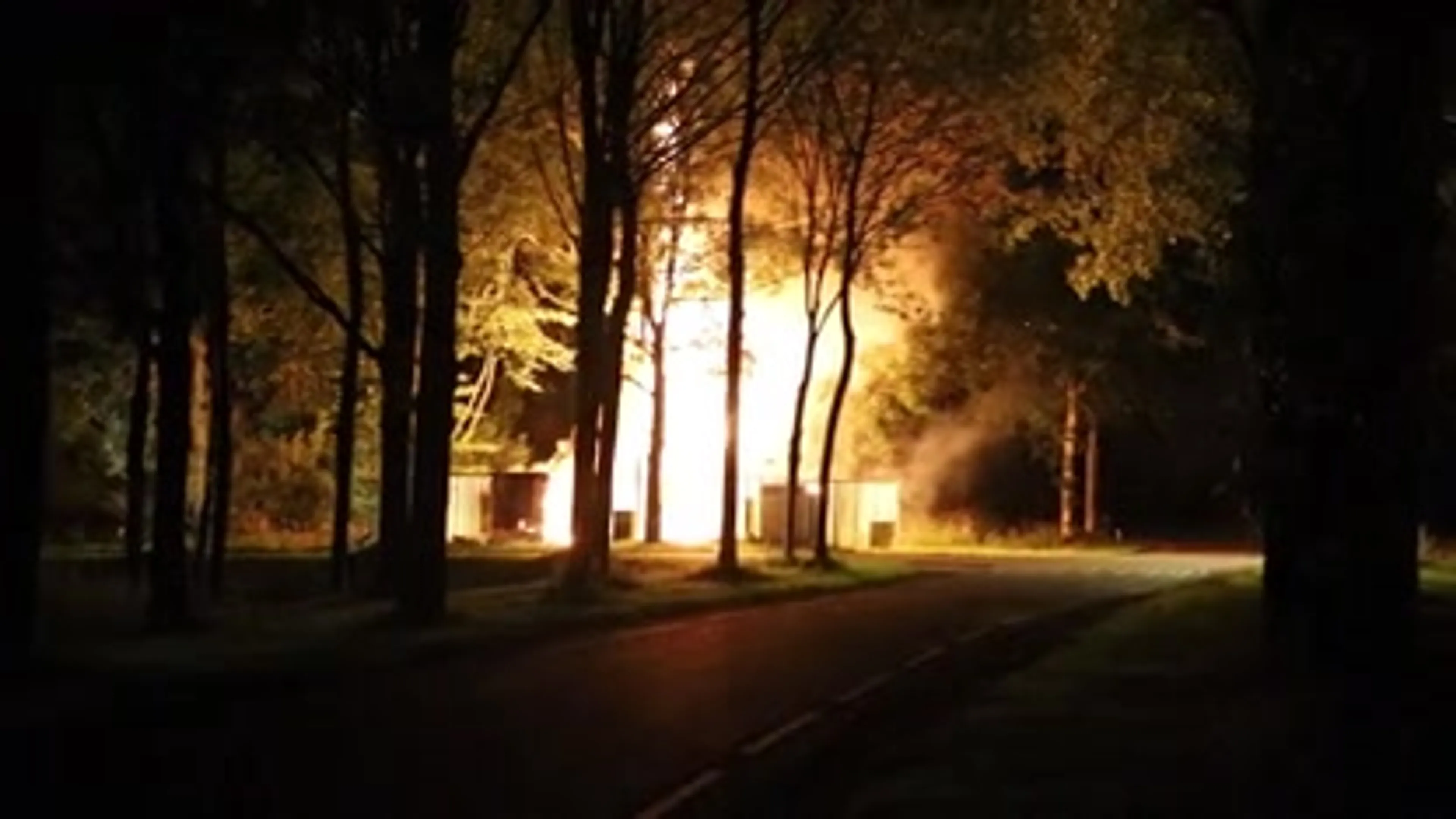 Zendmast in Rijswijk gaat volledig in vlammen op