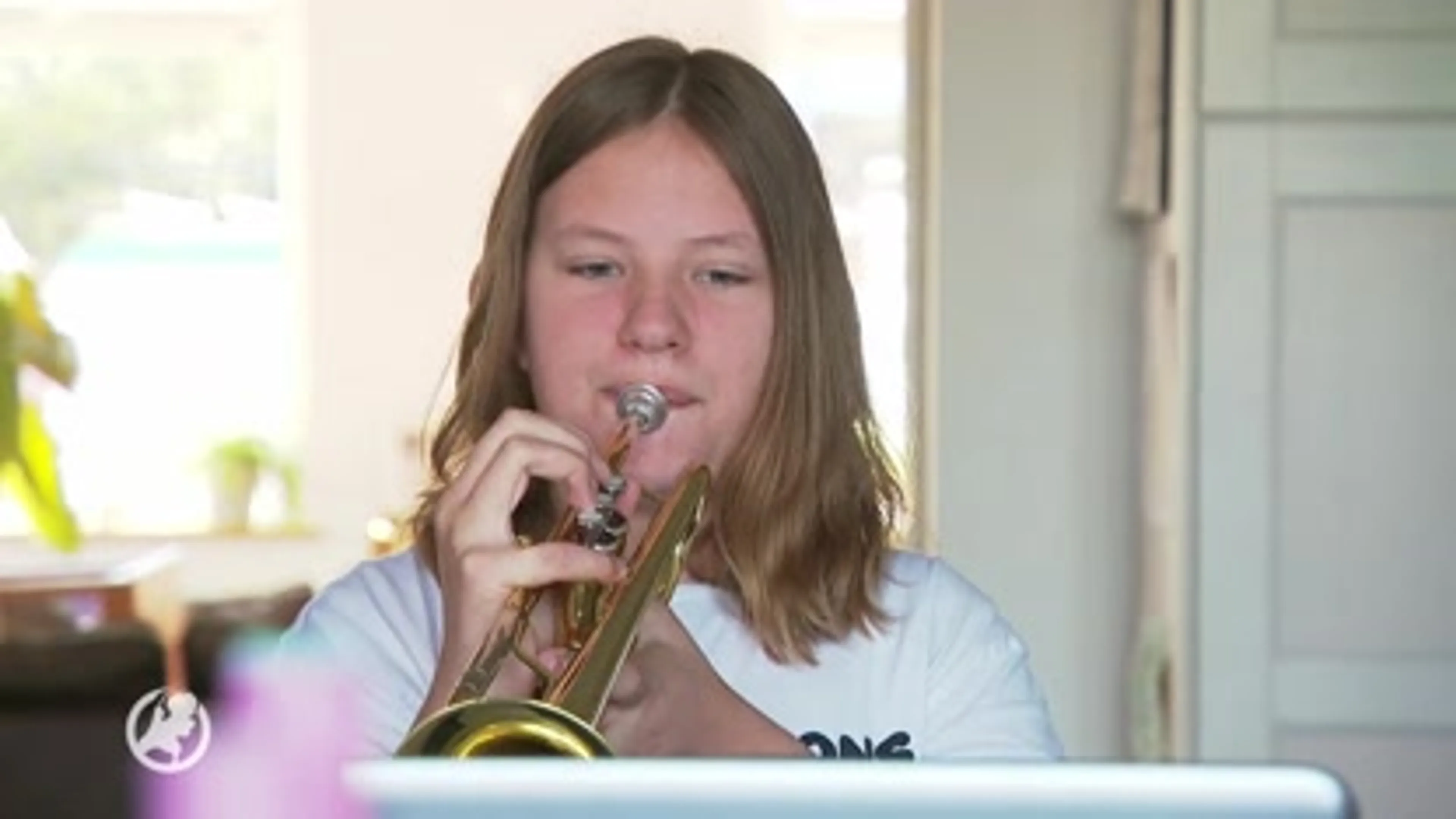 Trompettist Jessie via webcam klaargestoomd voor dodenherdenking