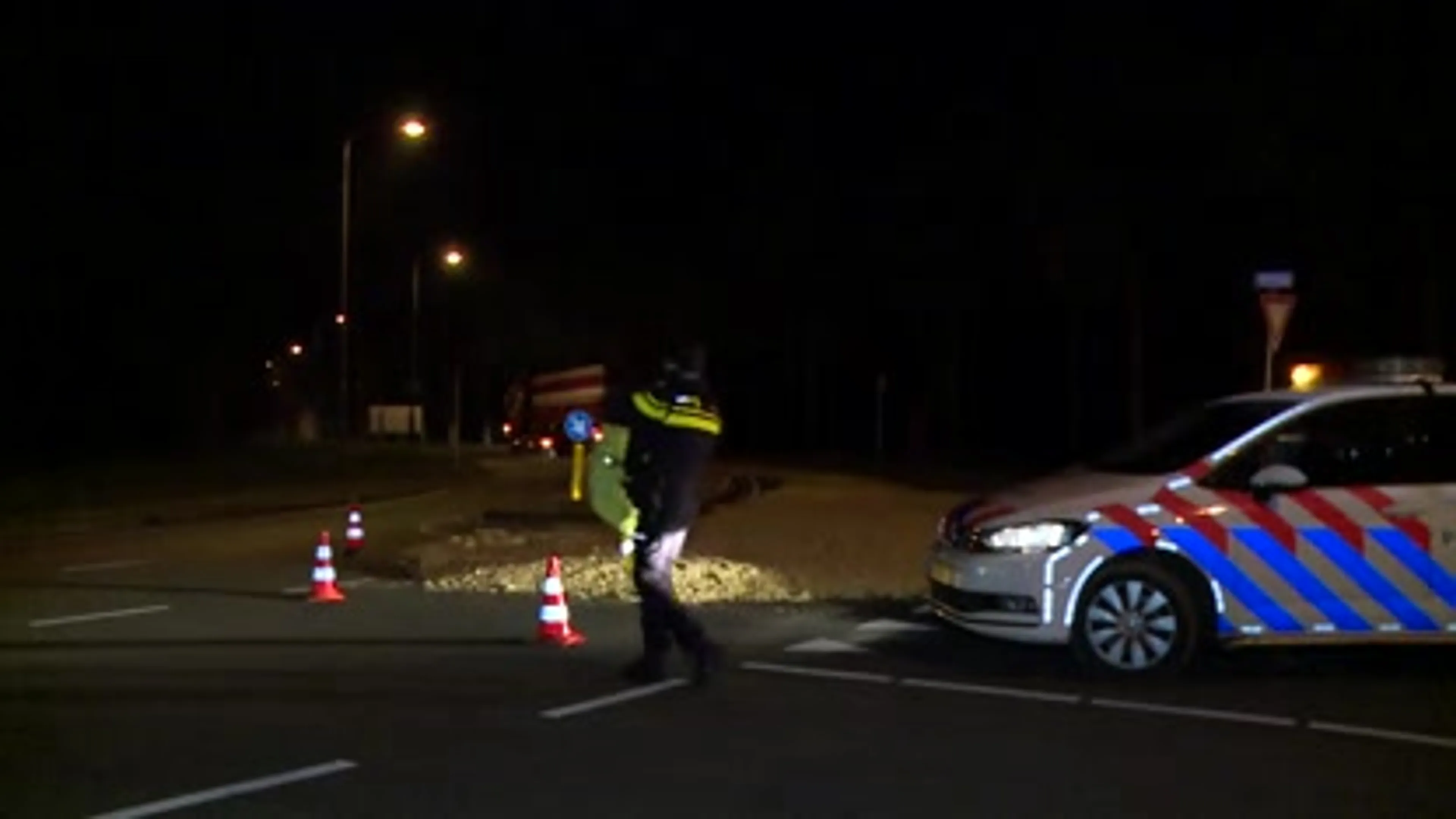 Vrachtwagen verliest lading, tien kuub aardappelen op de weg in Den Bosch