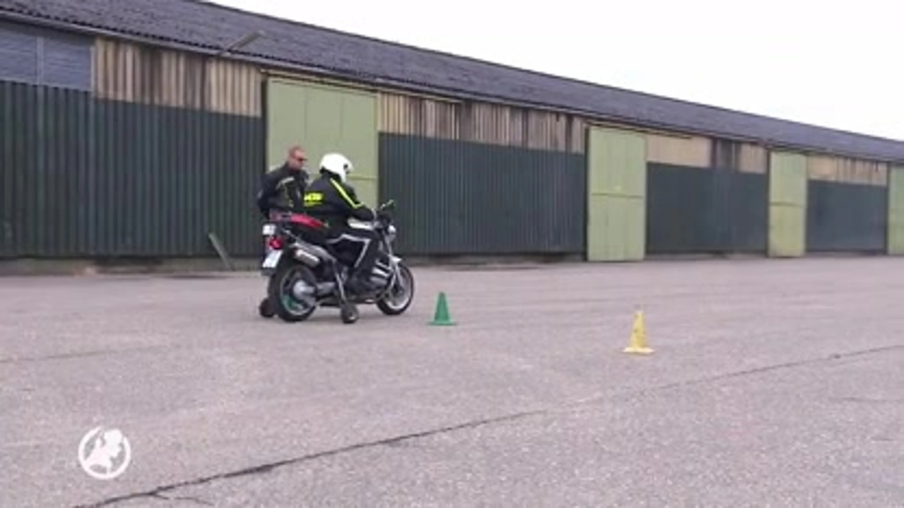 Eenbenige motorrijder Karel naar rechter om te rijverbod aan te vechten