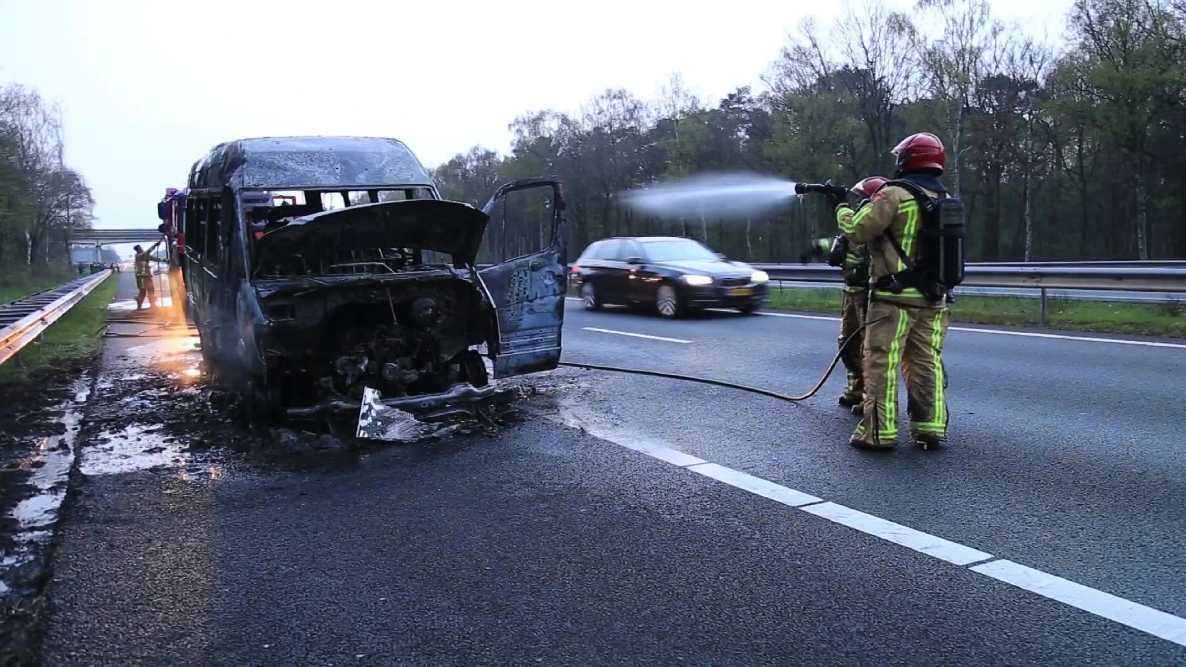 Busje vliegt in de hens op A67