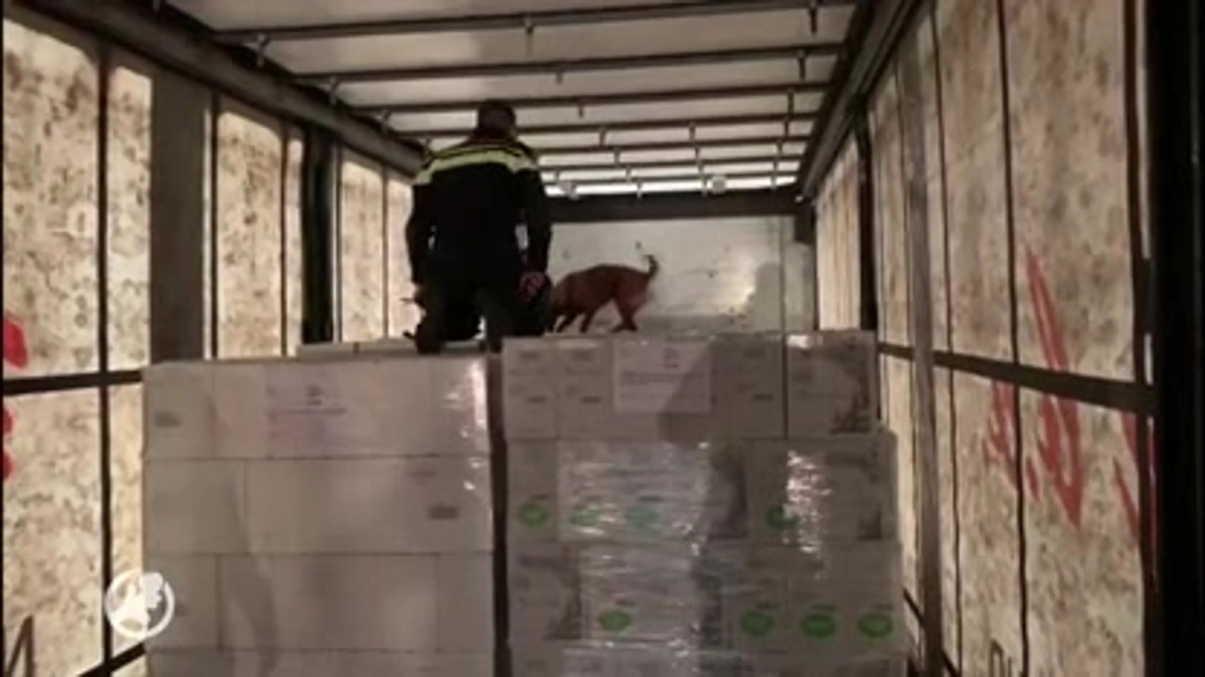 Politiehond Nolan vindt vier vluchtelingen in vrachtwagen