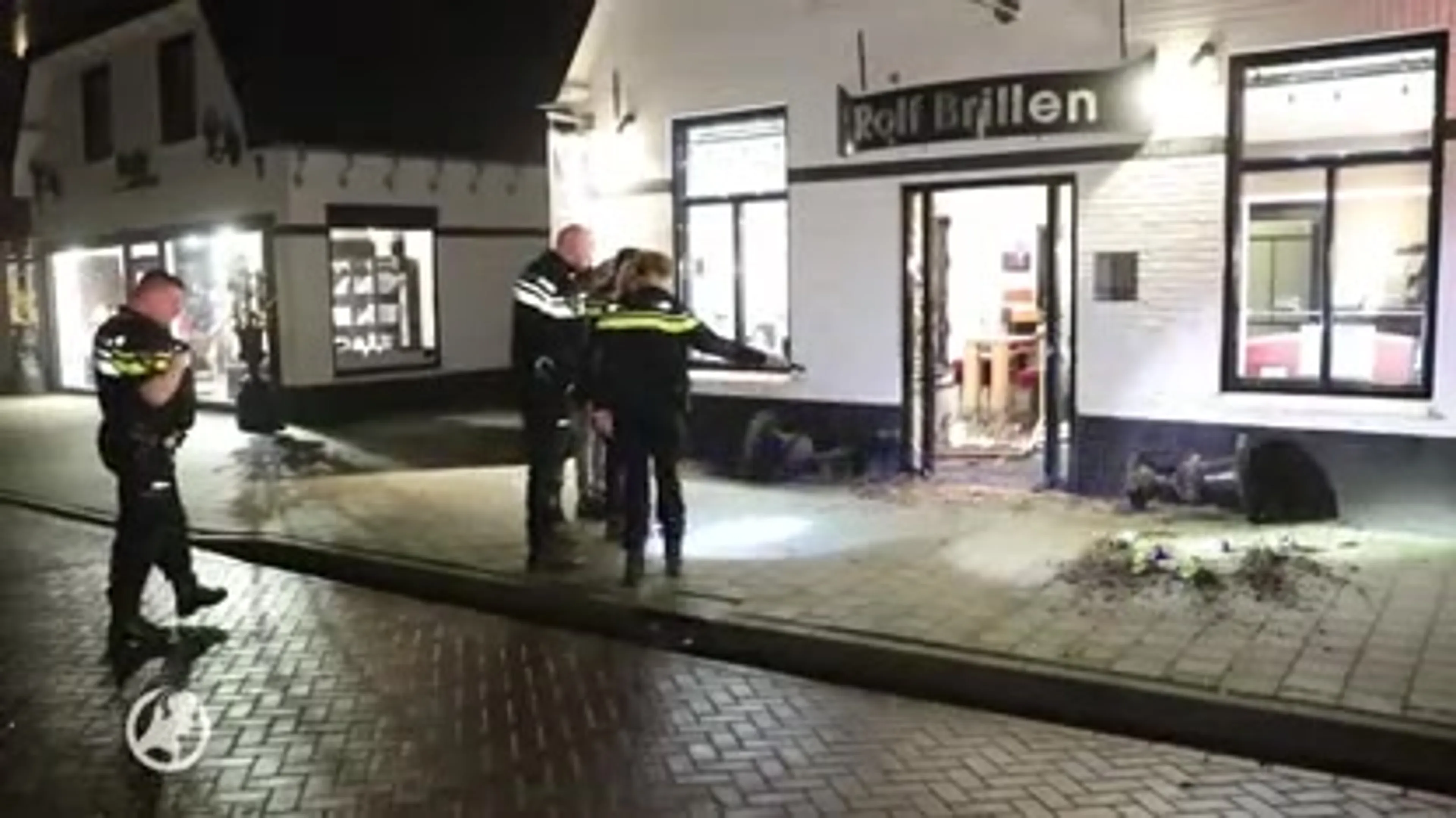 Ramkrakers overvallen brillenzaak in Elst, laten puinhoop achter