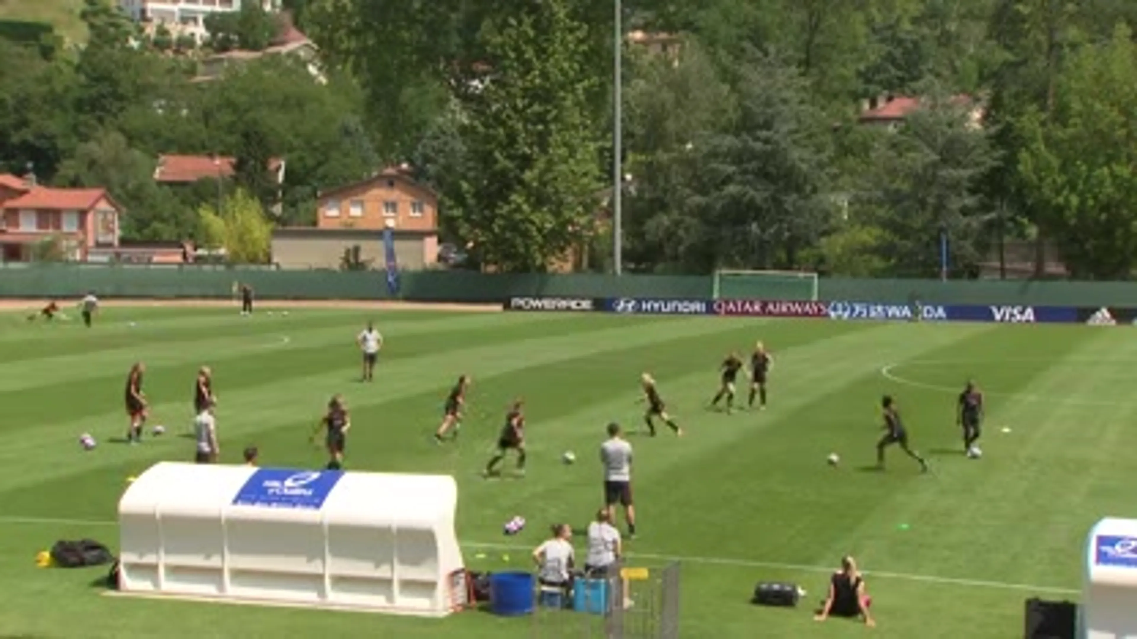 Oranje Leeuwinnen trainen in bloedheet Lyon