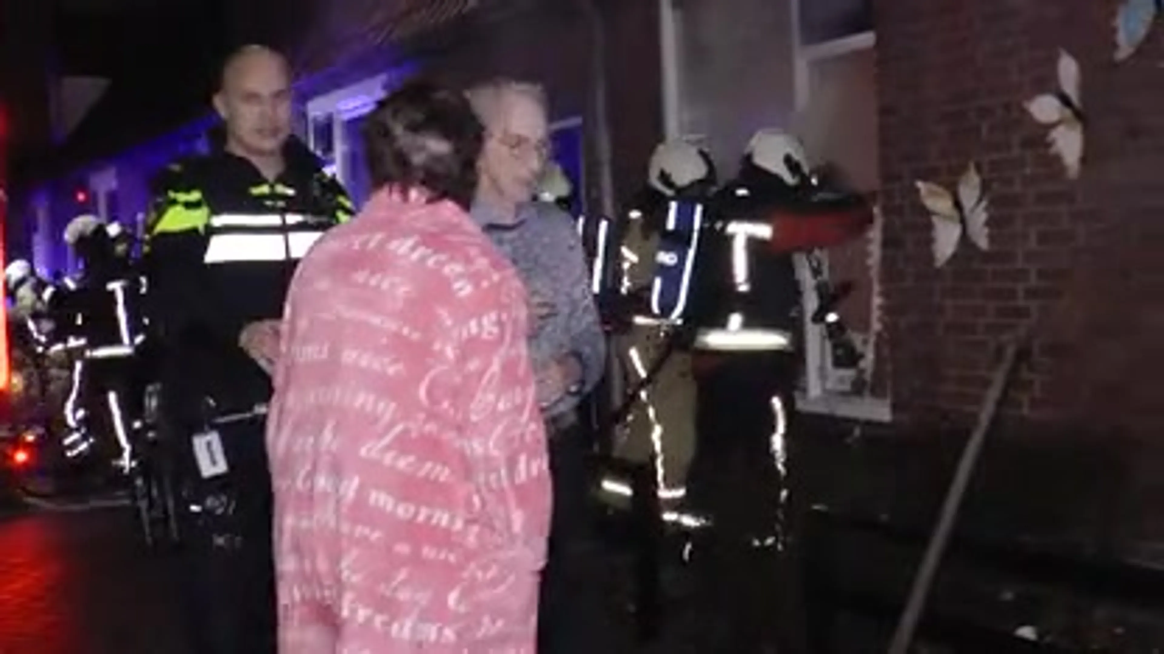 VIDEO Buren redden bewoner bij brand: "Hij moet eruit!"